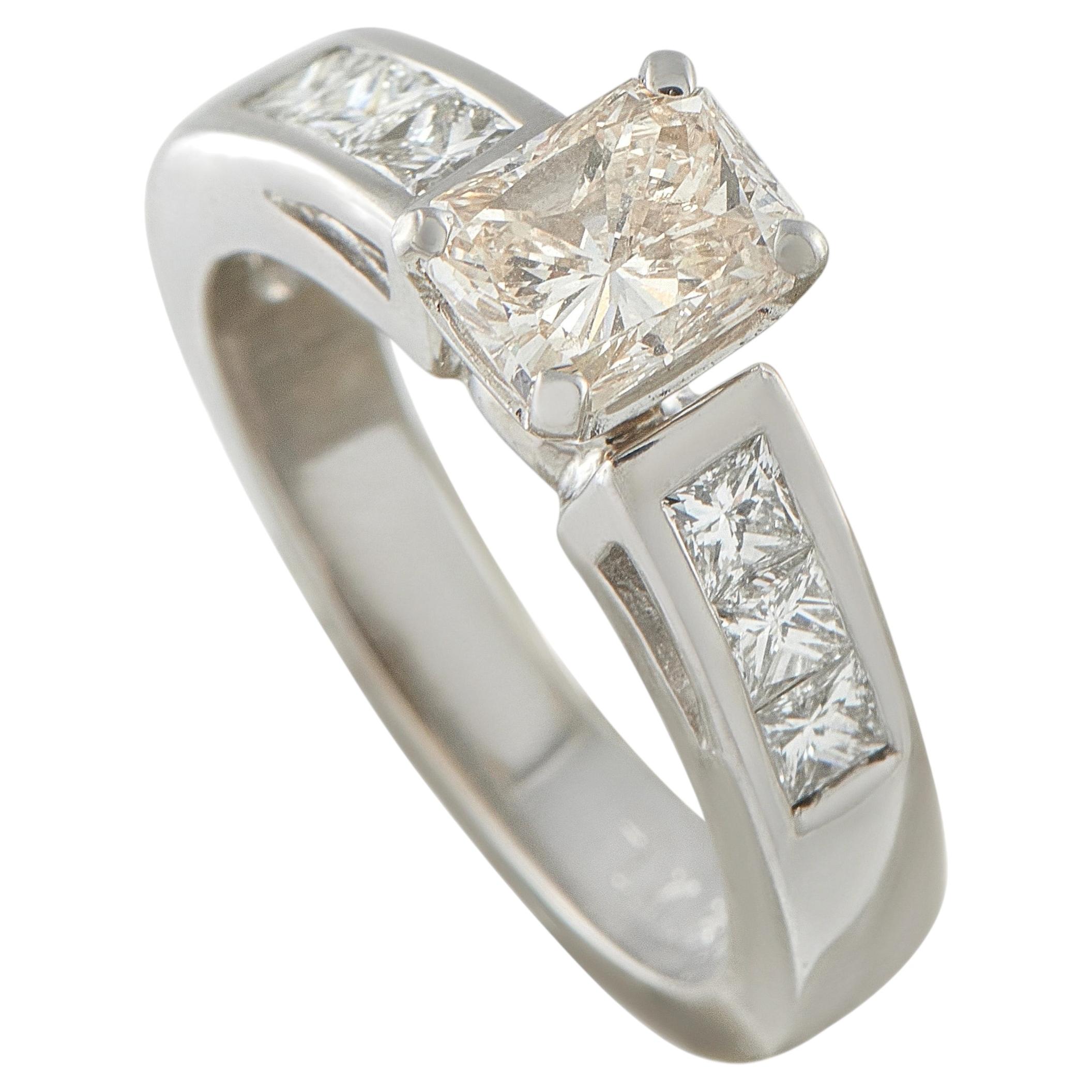 Bague en or blanc 14 carats sertie d'un diamant de 1,72 ct MF28-070226