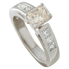 Anillo de oro blanco de 14 quilates con un diamante de 1,72 ct MF28-070226