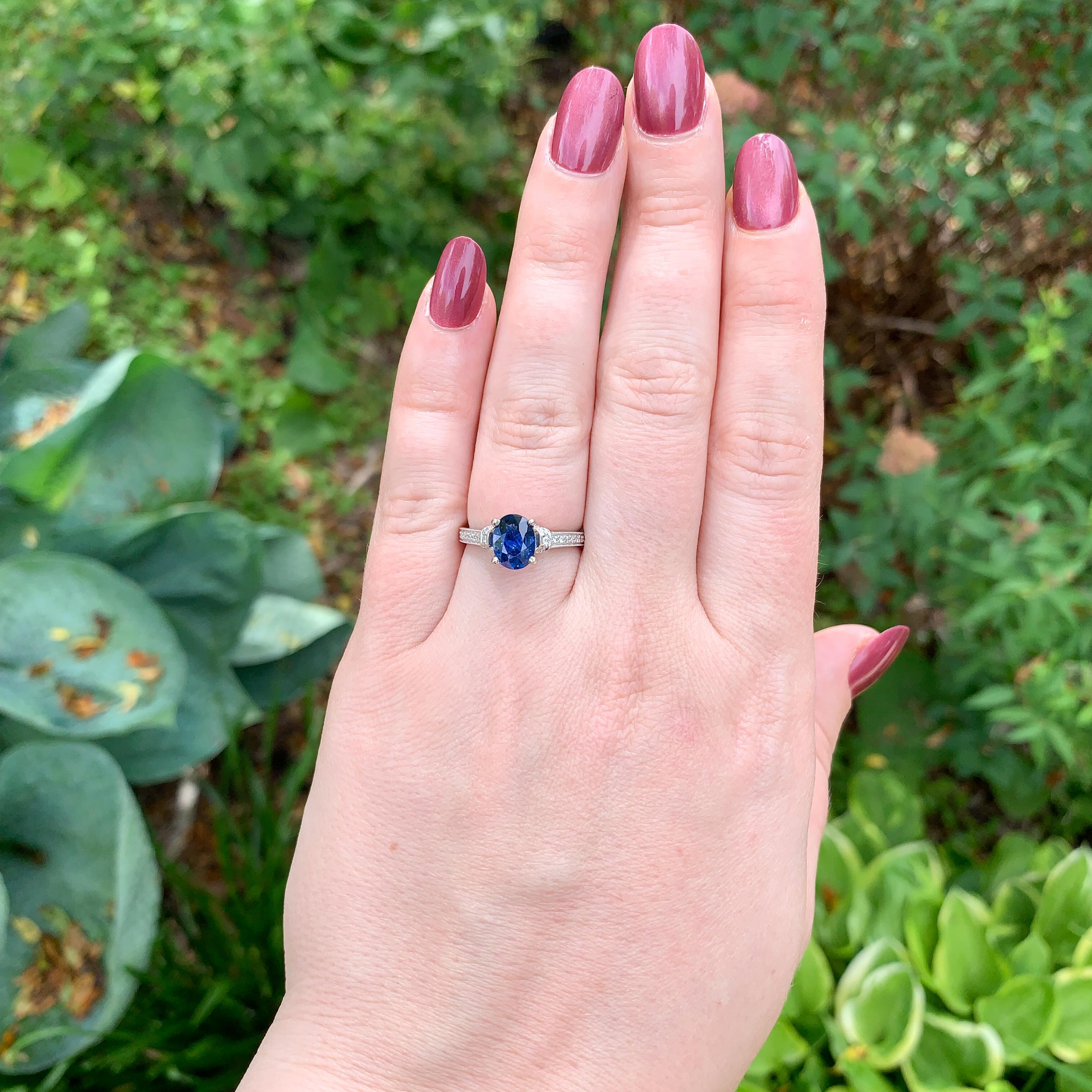 Anillo de oro blanco de 14 quilates con zafiro azul y diamantes de 1,74 quilates talla 6,25 en venta 1