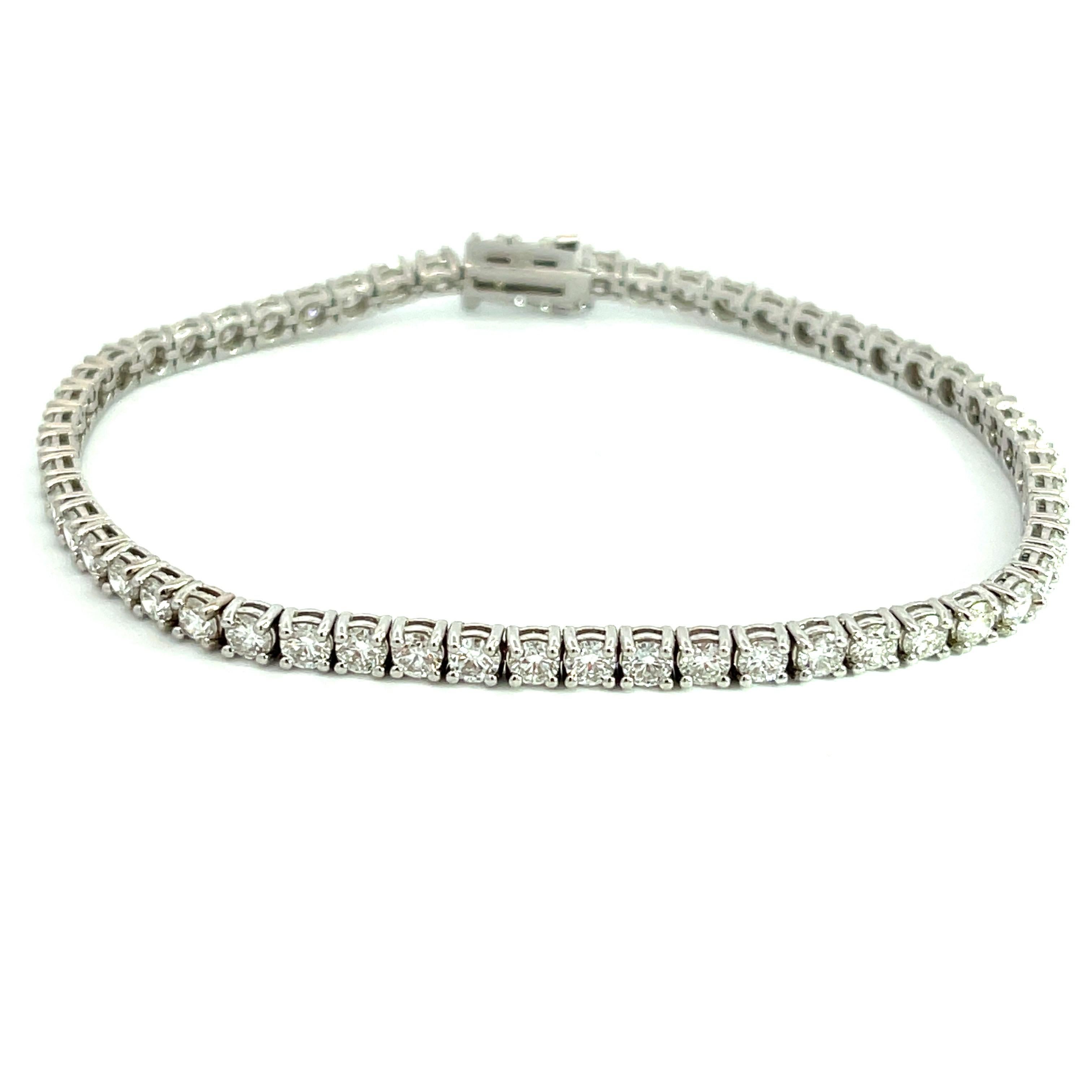 14k White Gold 1.75ctw Diamond Tennis Bracelet In New Condition For Sale In New York, NY