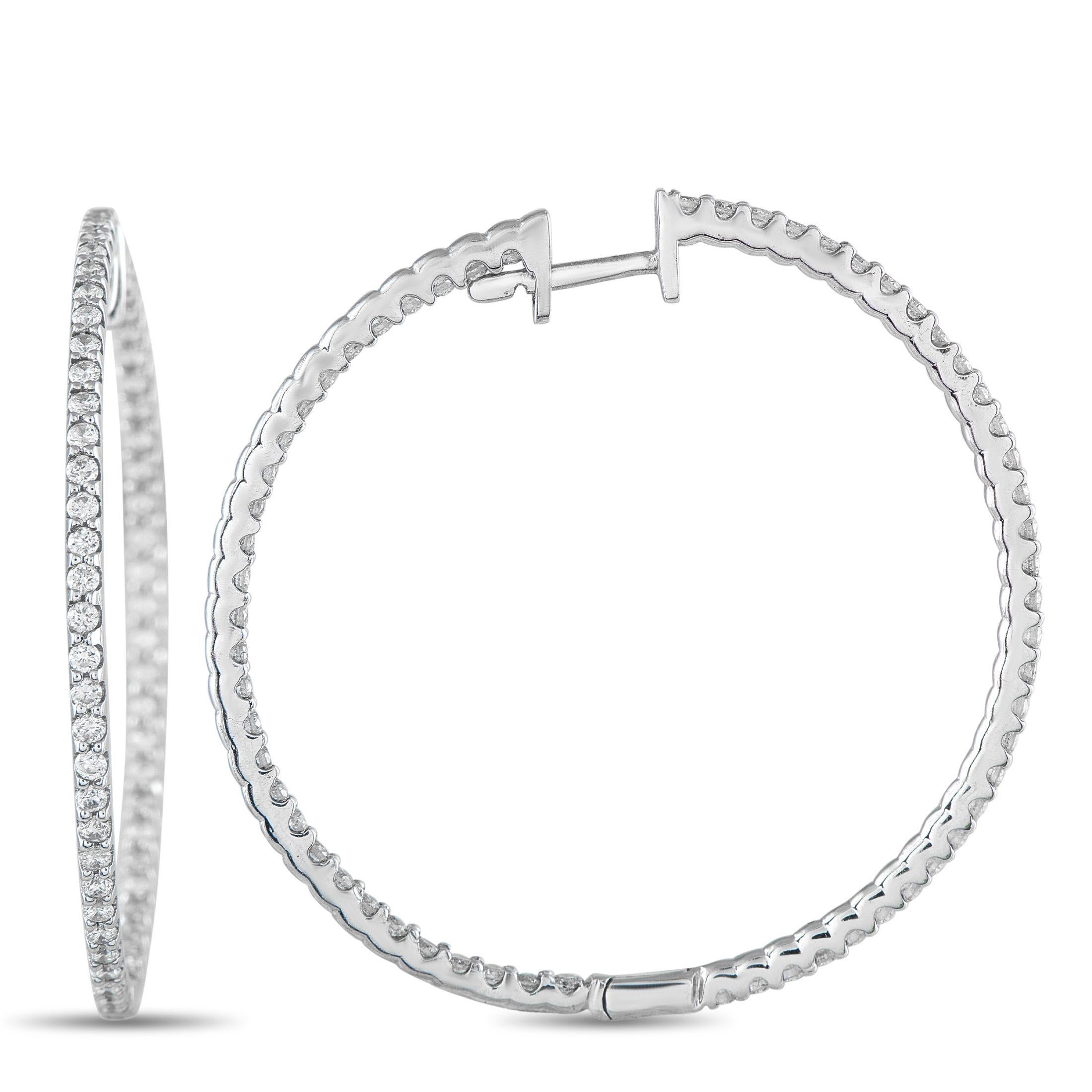 Ces luxueuses boucles d'oreilles offrent une version actualisée d'un accessoire classique. Les montures simples en or blanc 14 carats prennent vie grâce aux diamants insérés d'un poids total de 1,77 carat. Idéal pour toute occasion, chacun mesure