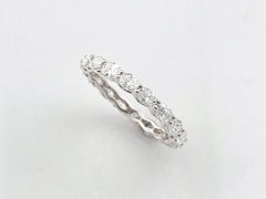 Bague éternité en or blanc 14 carats, sertie d'un diamant de 1,80 carat à taille ovale