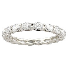 Bague éternité en or blanc 14 carats, sertie d'un diamant de 1,80 carat à taille ovale