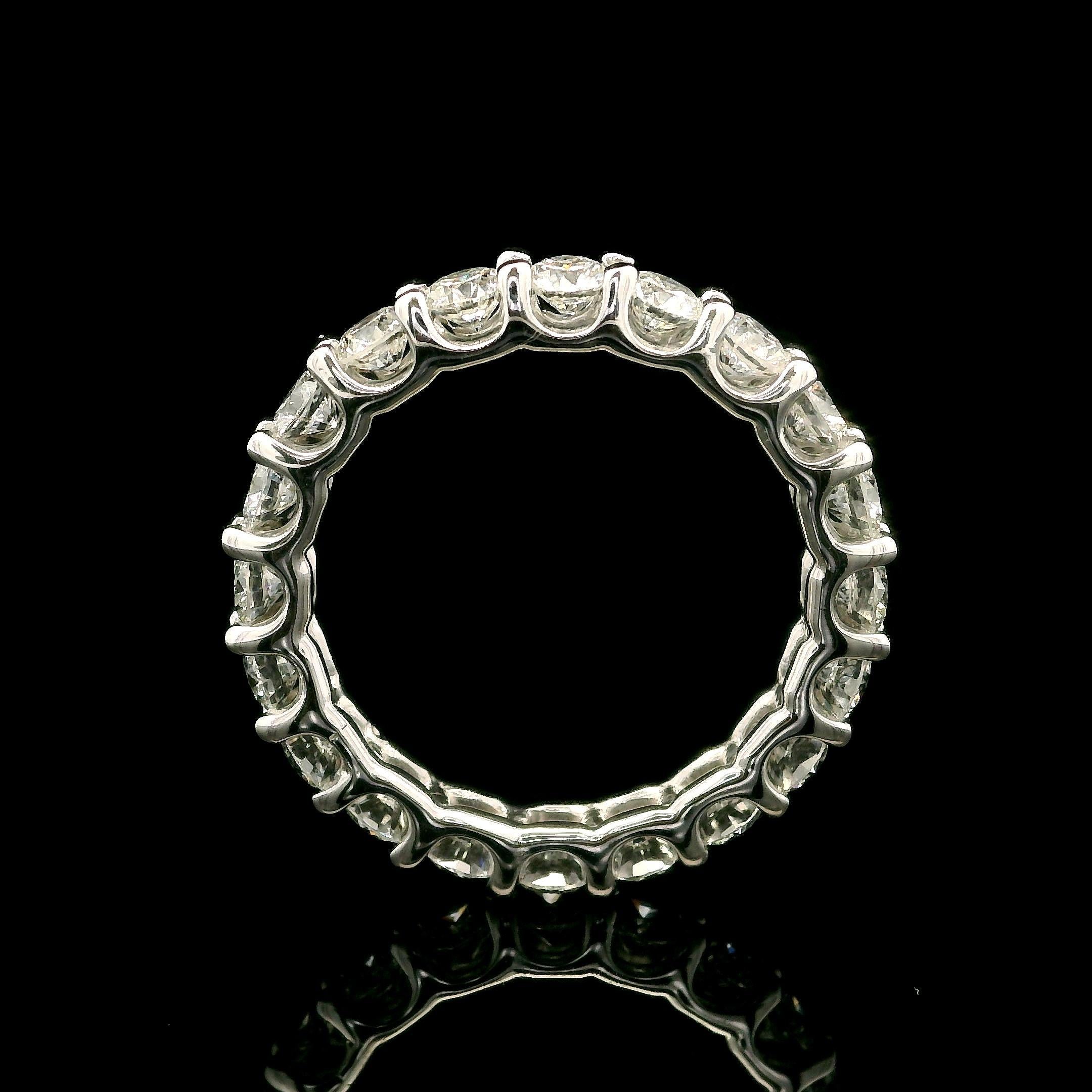 14k White Gold 1.80ctw Fiery Round Diamond Stack Eternity Band Ring sz 5.5 In Excellent Condition For Sale In Montclair, NJ