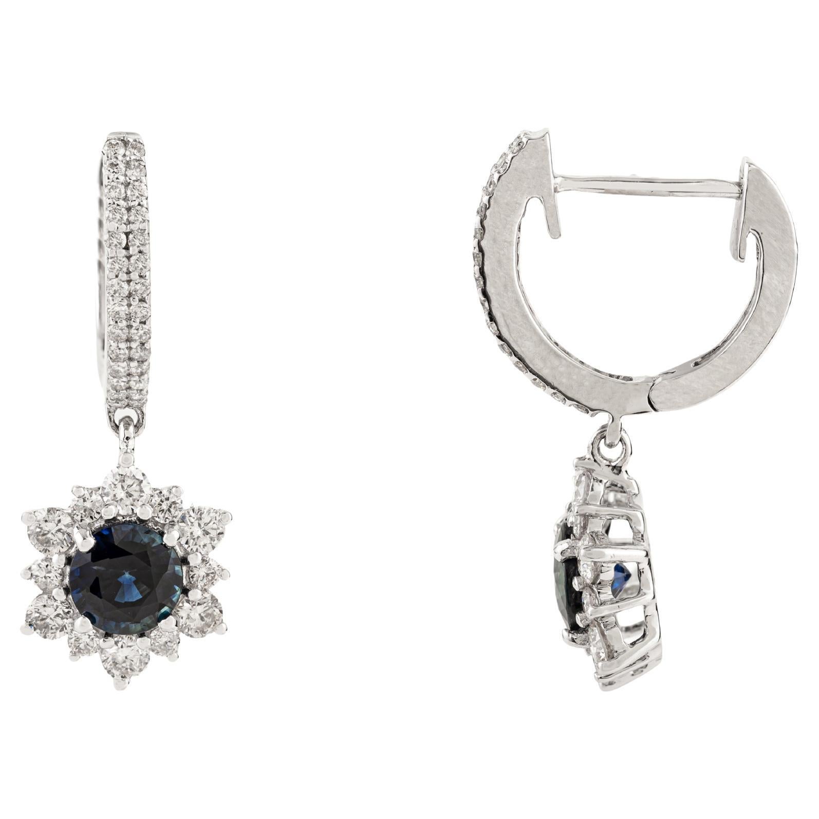 Pendientes de aro colgantes de oro blanco de 14 quilates con zafiro azul de 1,83 quilates y halo de diamantes de 1,189 quilates en venta