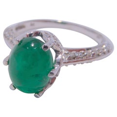 Bague en or blanc 14 carats avec émeraude cabochon de 1,90 carat et diamants de 0,70 carat