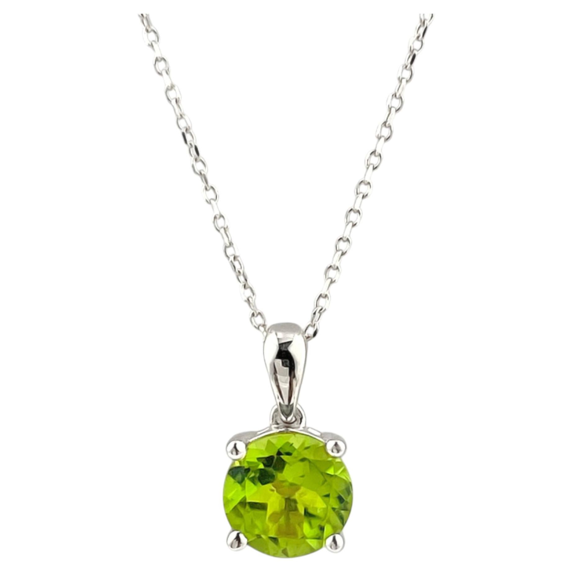 Halskette mit Anhänger aus 14-karätigem Weißgold mit einem runden Peridot von 1,94 Karat im Angebot