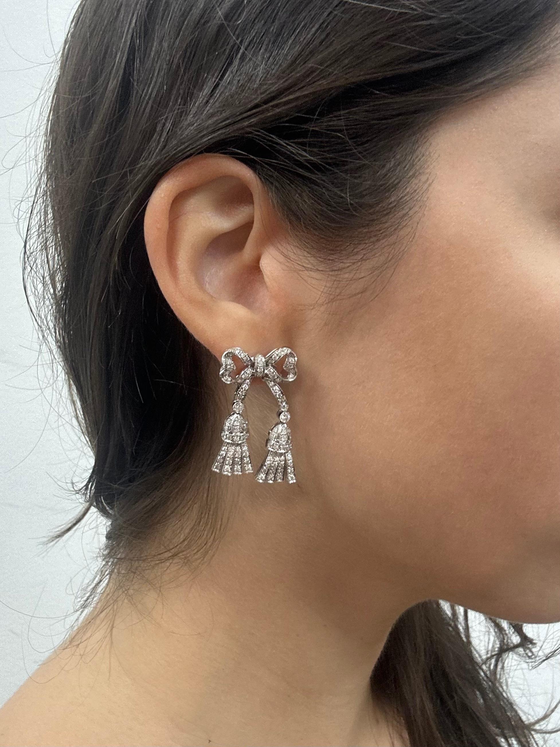 Diese bezaubernden Ohrringe sind mit einer anmutigen Schleife versehen, die von diamantbesetzten Quasten akzentuiert wird. Gefertigt aus 14 Karat Weißgold und mit 1,97 Karat Diamanten besetzt.

14K Weißgold 1,97 Karat Diamanten Schleife und Quaste