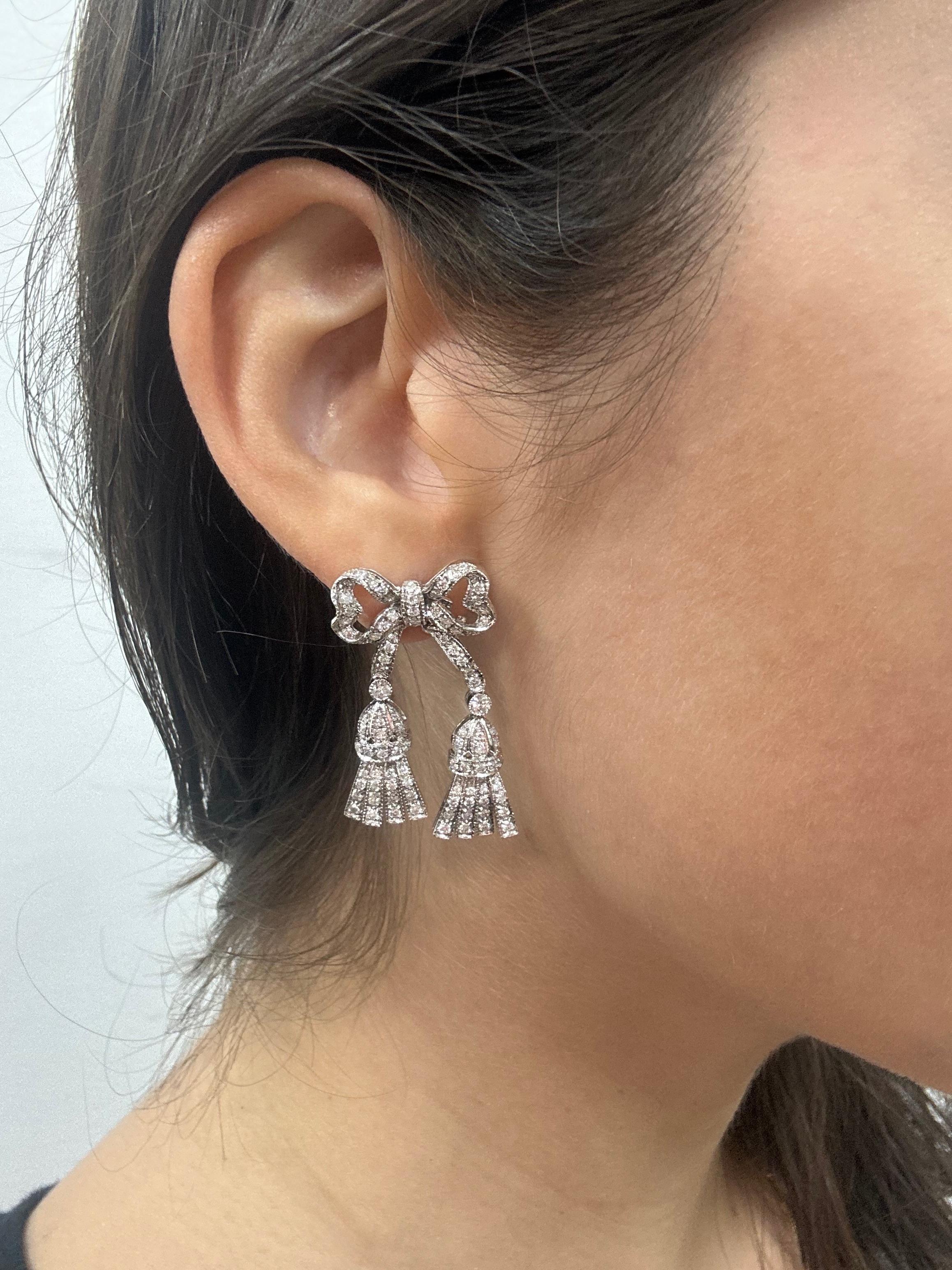 14K Weißgold 1,97 Karat Diamanten Schleife und Quaste Ohrringe (Rundschliff) im Angebot