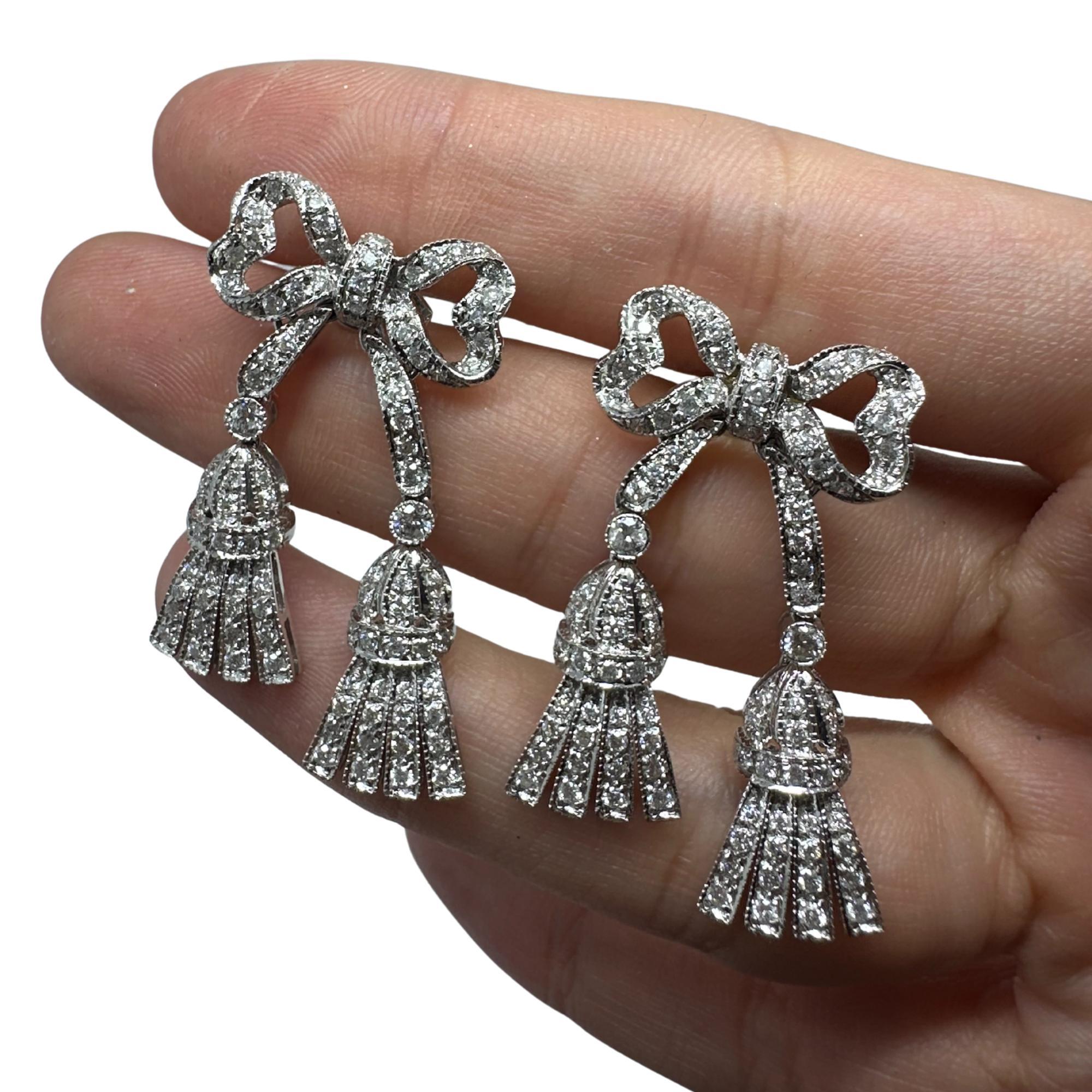 14K Weißgold 1,97 Karat Diamanten Schleife und Quaste Ohrringe im Angebot 1