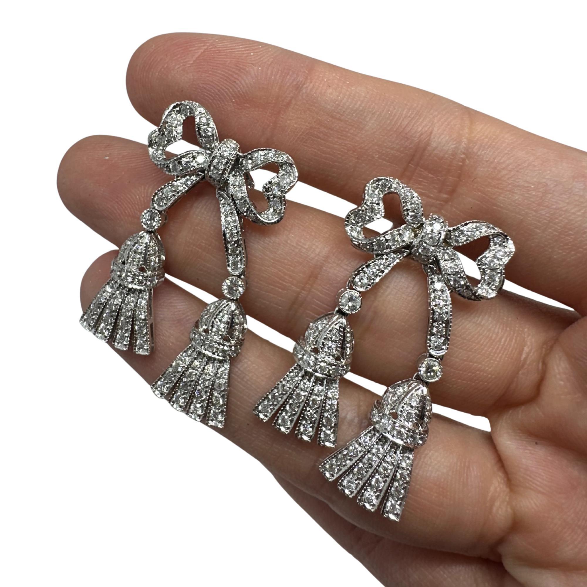 14K Weißgold 1,97 Karat Diamanten Schleife und Quaste Ohrringe im Angebot 2