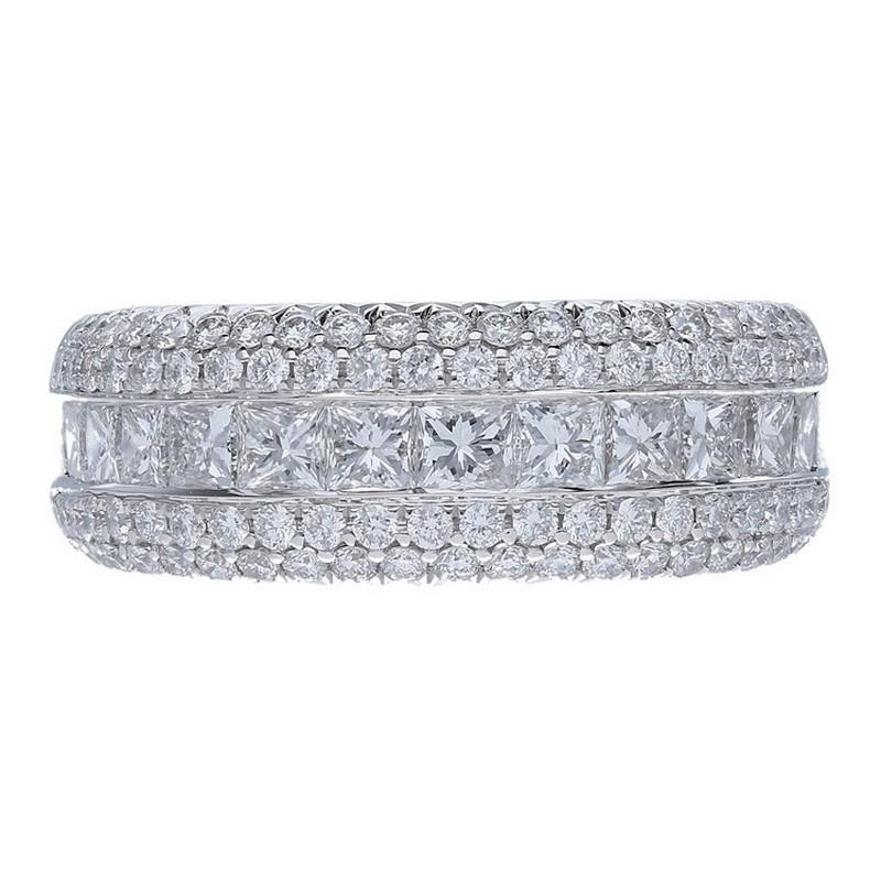 Karatgewicht der Diamanten: Dieser atemberaubende Ring der Classic Collection'S von 1981 enthält insgesamt 1,6 Karat Diamanten. Der Ring ist mit 90 Diamanten im Rundschliff und 12 Diamanten im Prinzessschliff besetzt, die alle wegen ihrer
