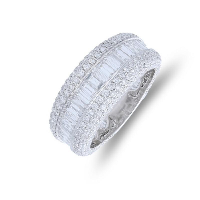 Diamond Carat Weight: This opulent 1981 Classic Collection Ring showcases a breathtaking total of 3.6 carats of diamonds. The ring features 276 round diamonds and 53 baguette diamonds, each meticulously selected for their exceptional clarity and