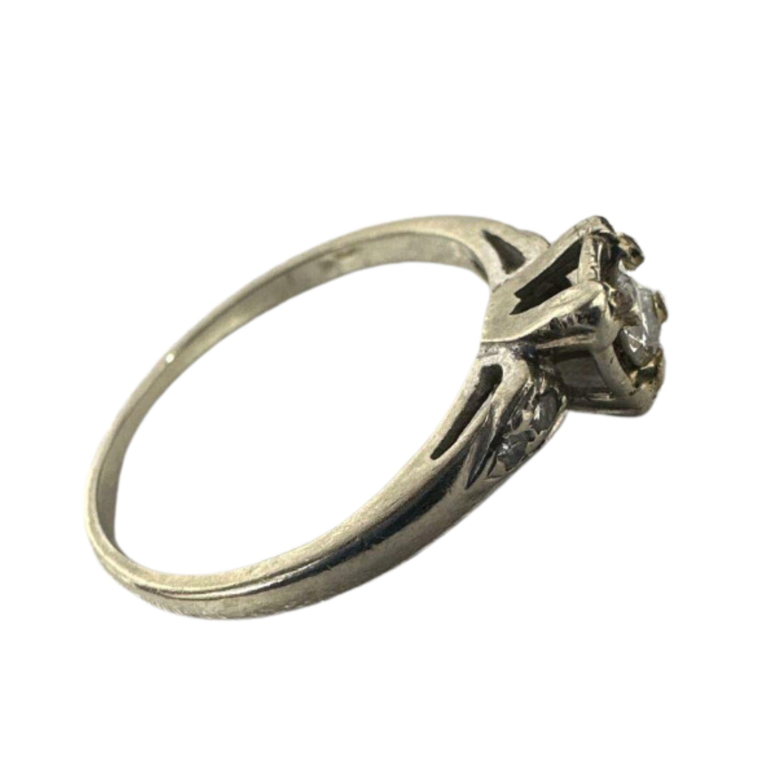 Anello antico in oro bianco 14K del XIX secolo con diamante per donna Misura: 7,25 In condizioni ottime in vendita a Jacksonville, FL