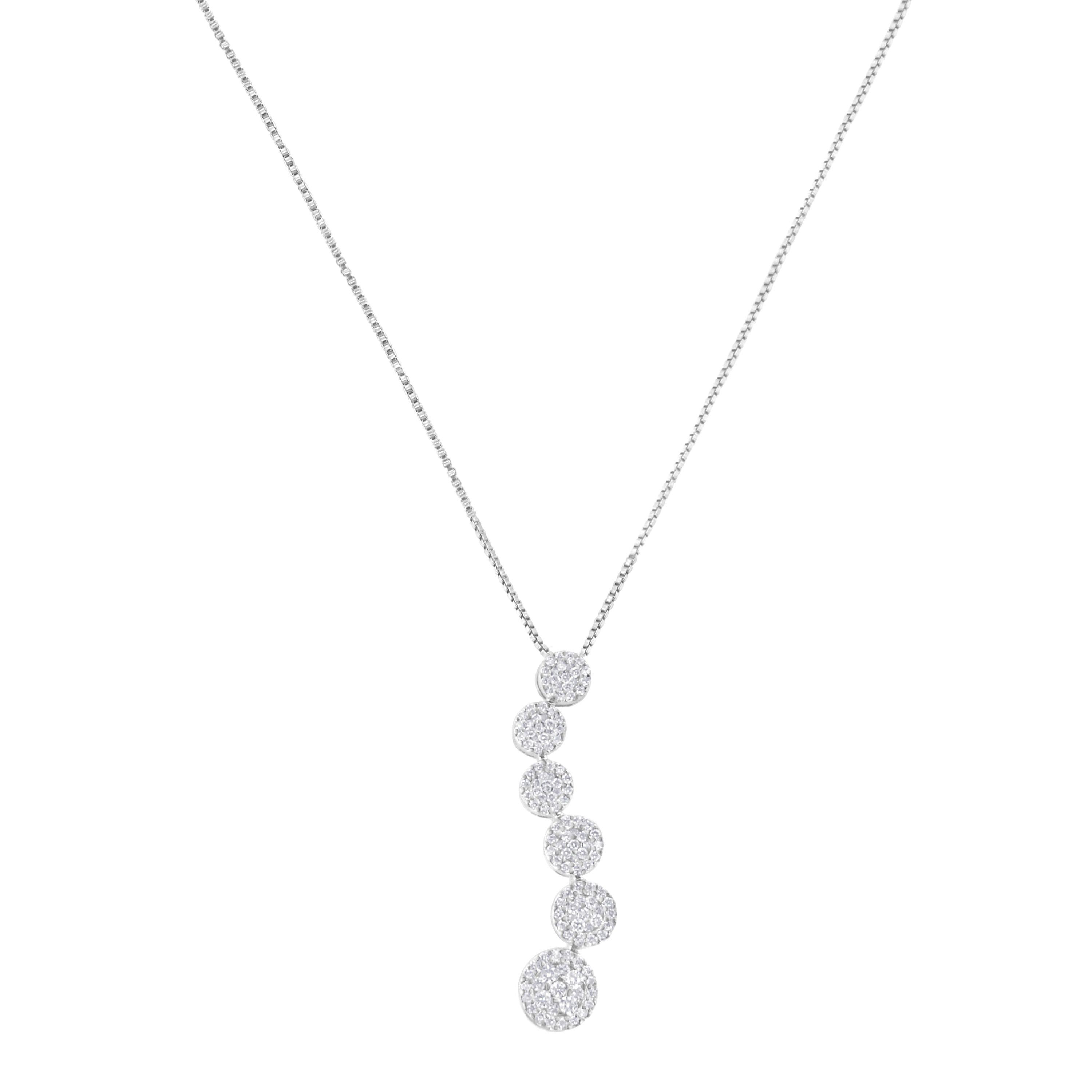 Célébrez les voyages de la vie avec ce pendentif voyage intemporel en or blanc 14k et diamant. Ce design séduisant présente une douce courbe en 