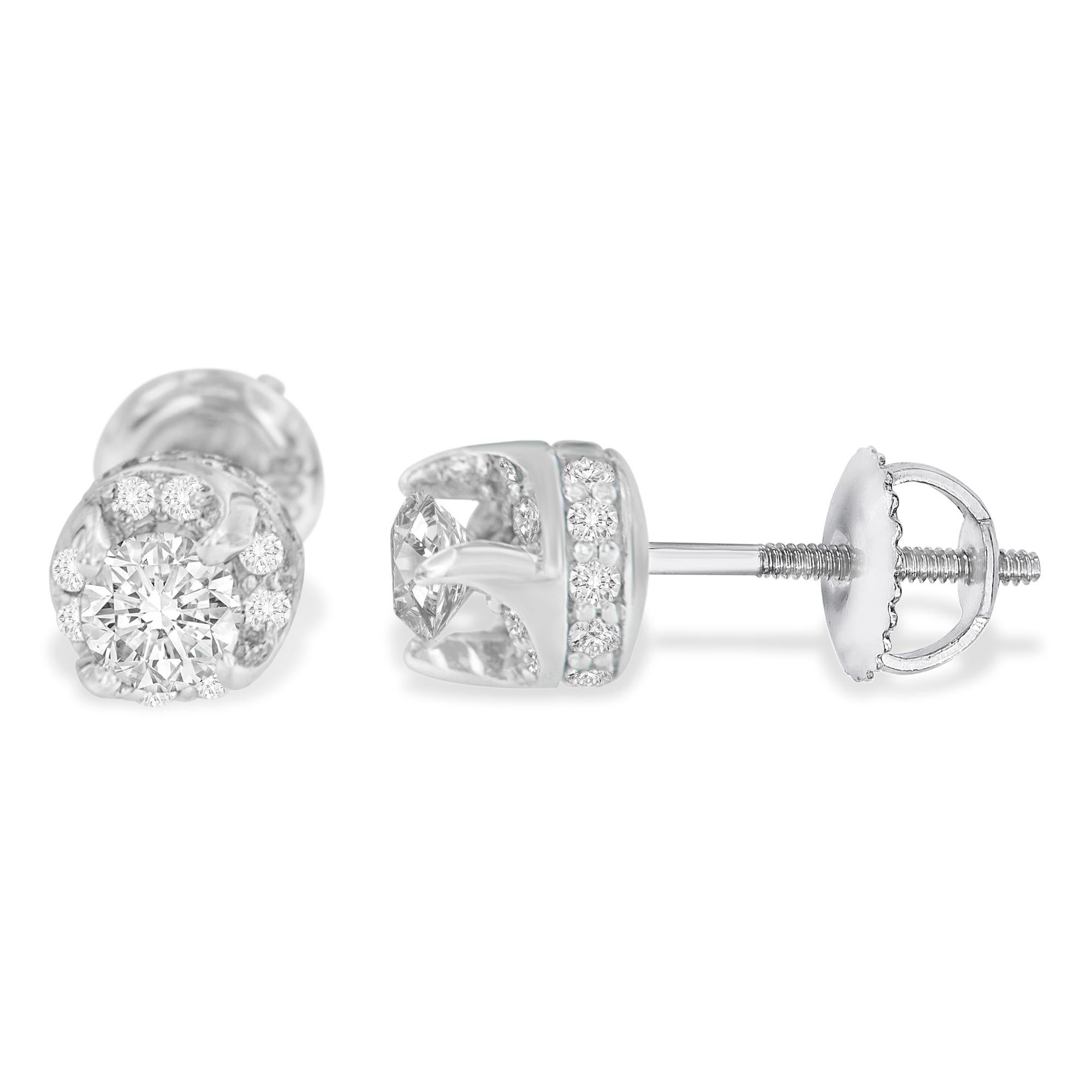 Ces boucles d'oreilles, d'allure royale et de conception élégante, sont fabriquées en or blanc 14 carats de qualité supérieure. Formée dans la forme ronde, la paire de boucles d'oreilles est ornée de diamants ronds blancs scintillants de