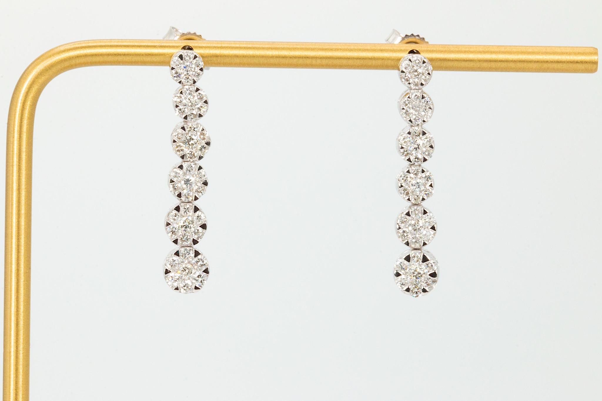 14k Weißgold 1ctw Diamant-Tropfen-Ohrringe

Diese eleganten Tropfenohrringe aus 14-karätigem Weißgold mit einem Gewicht von 3,9 Gramm haben ein Gesamtgewicht von ca. 1,00 Karat an runden Diamanten im Brillantschliff in der Farbe G-H und der Reinheit