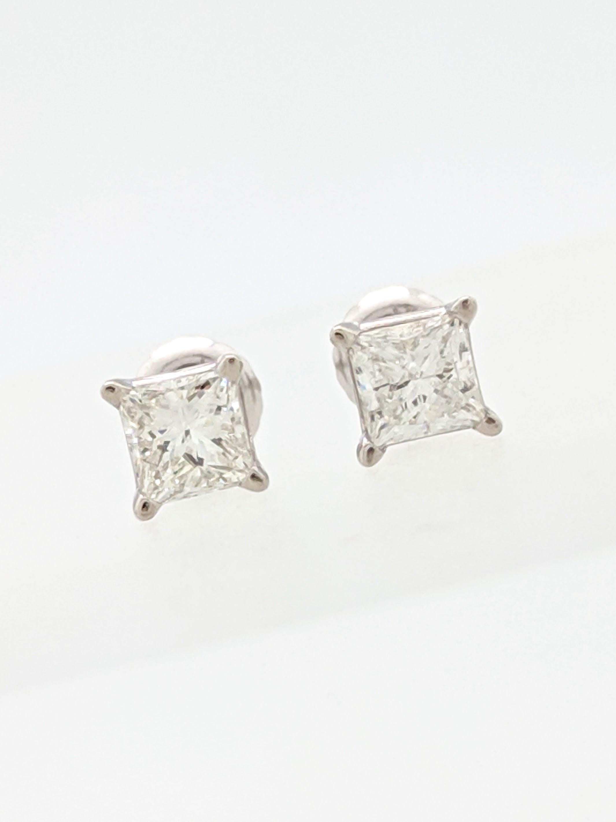 14k White Gold 1ctw Princess Cut Diamond Stud Screwback Earrings

You are viewing a Beautiful Pair of Diamond Stud Earrings.

These earrings are crafted from 14k white gold and weighs 1.1 grams. Each earring features approximately (1) 0.50ct natural