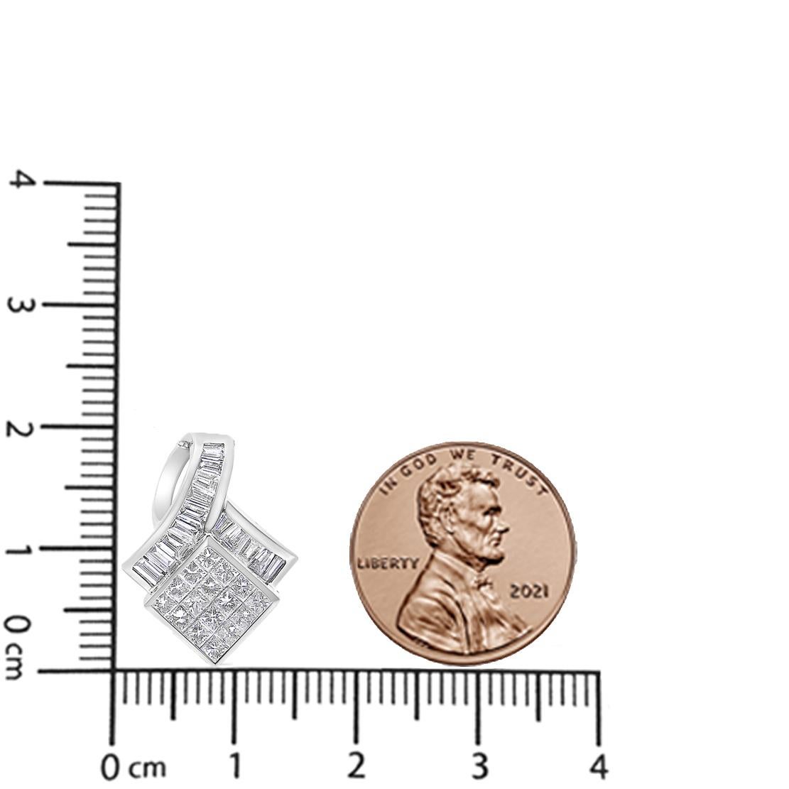 Ciondolo in oro bianco 14K con 2 diamanti da 1/10ct dal design geometrico, senza catenina inclusa In condizioni Nuovo in vendita a New York, NY