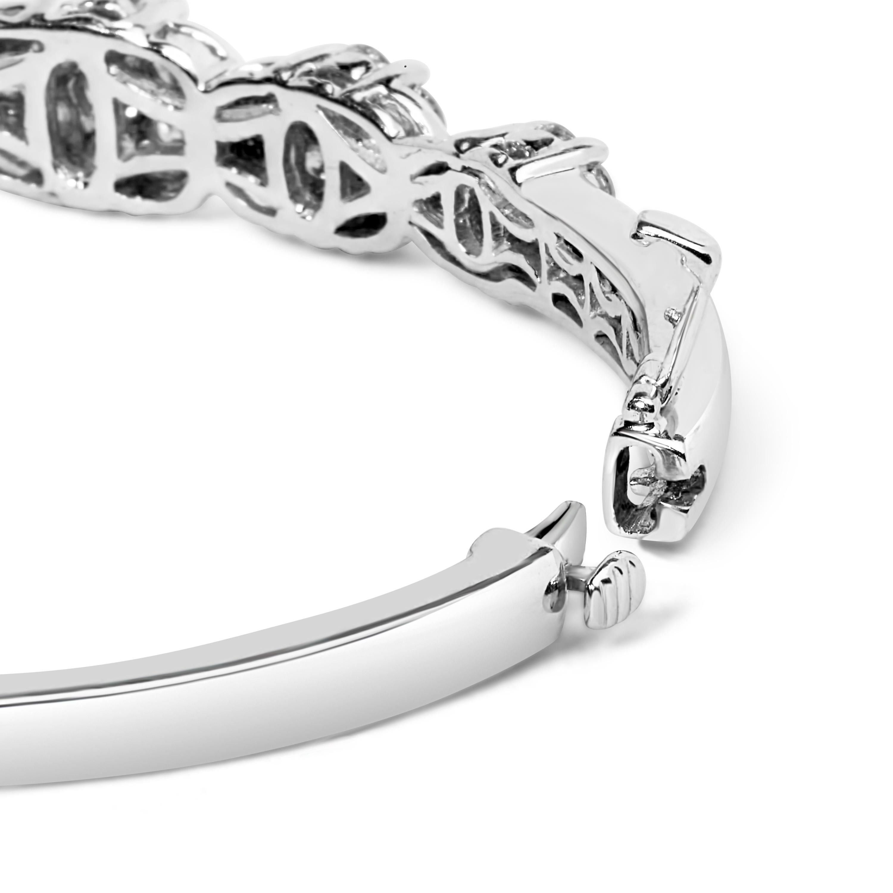 Wir stellen Ihnen ein atemberaubendes Meisterwerk vor, das Sie in seinen Bann ziehen wird. Dieses exquisite Armreif-Armband aus 14 Karat Weißgold ist mit einer faszinierenden Reihe von Diamanten geschmückt, die sich insgesamt auf beeindruckende 2