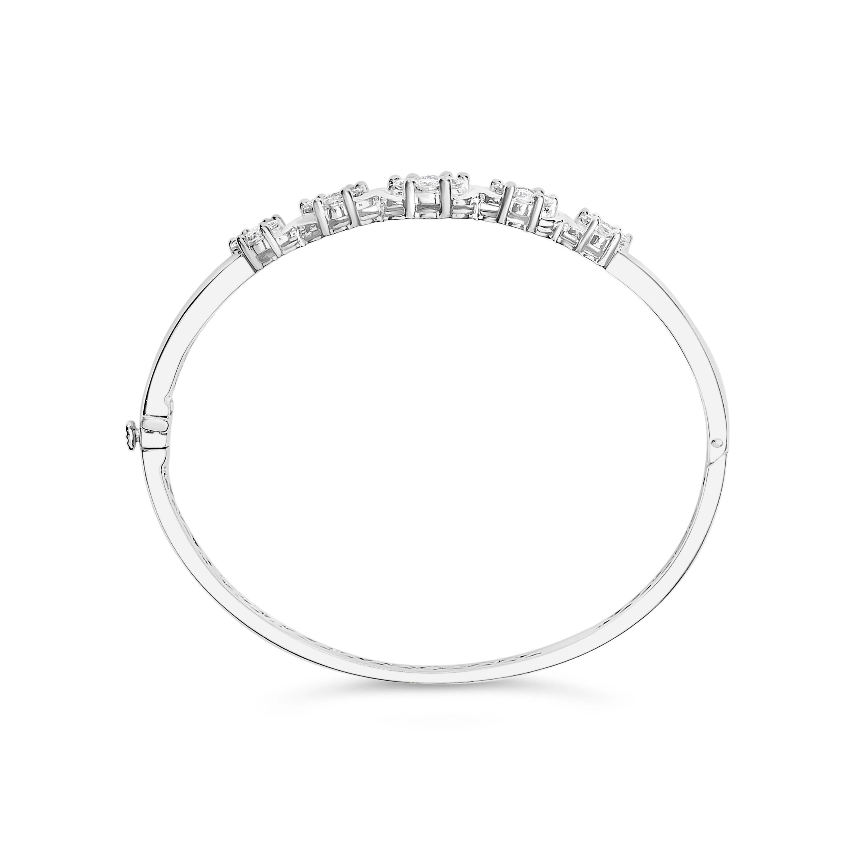14K Weißgold 2 1/2 Cttw Diamant Abgestuftes florales Cluster-Armreif mit Blumenmuster (Moderne) im Angebot