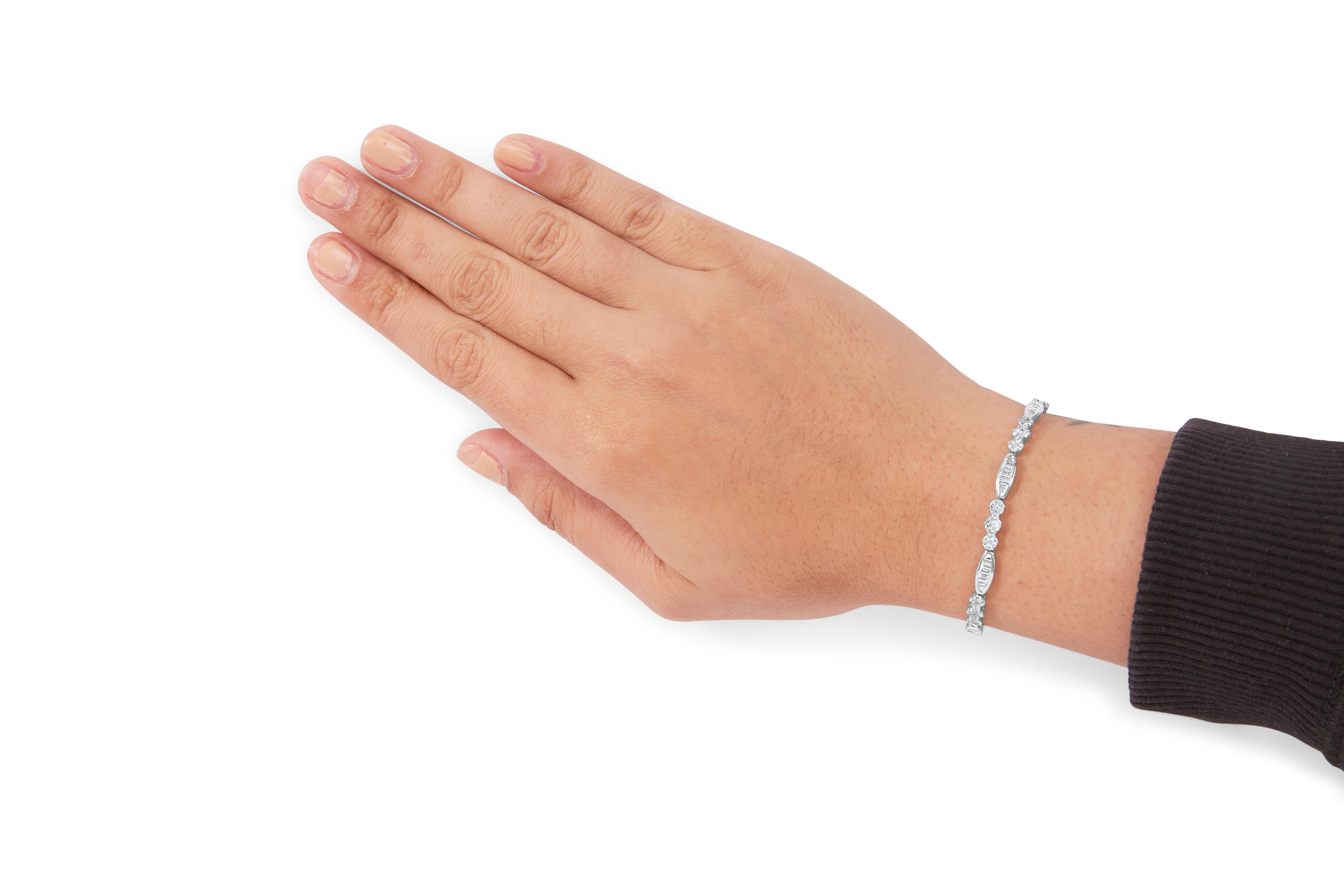 Bracciale A Link in oro bianco 14K con 2 1/2ct diamanti alternati a grappolo floreale e ovale In condizioni Nuovo in vendita a New York, NY