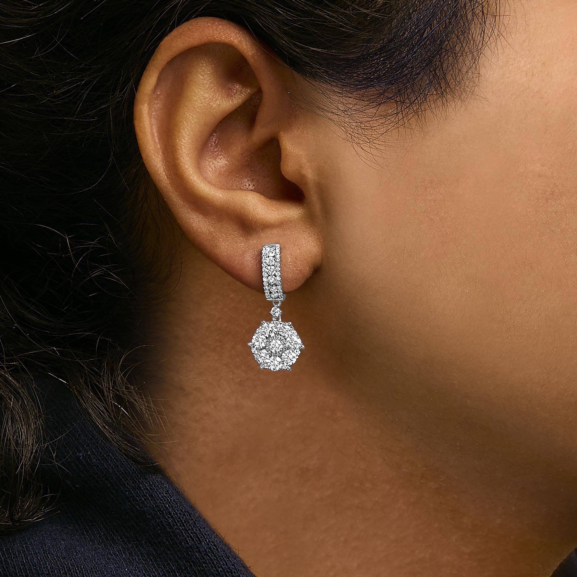 14K Weißgold 2 1/3 Cttw Diamanten Cluster Tropfen und baumeln Ohrringe (Rundschliff) im Angebot