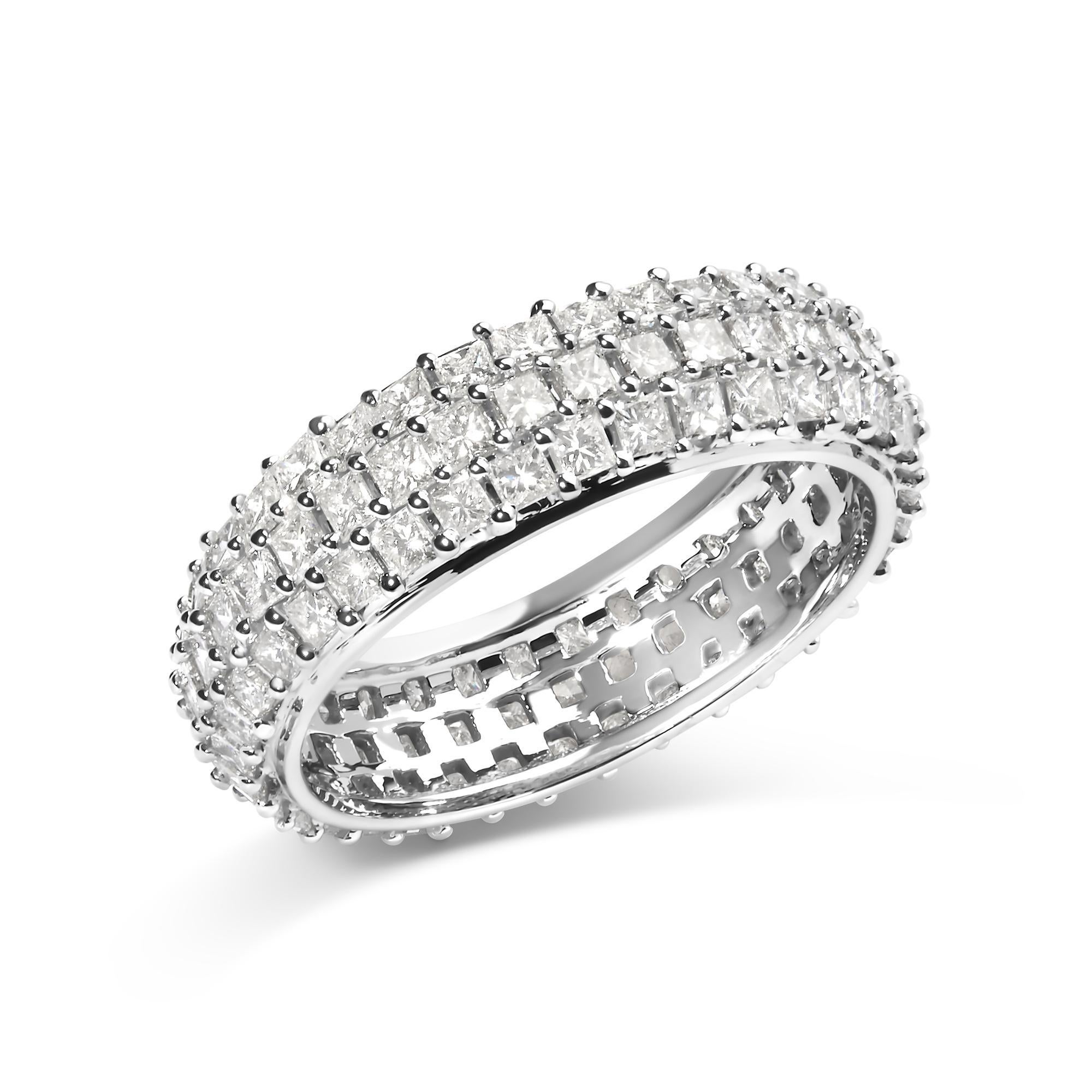 Moderne Bague d'éternité en or blanc 14K à 3 rangs de diamants princesses 2 1/4 Cttw pour femmes en vente