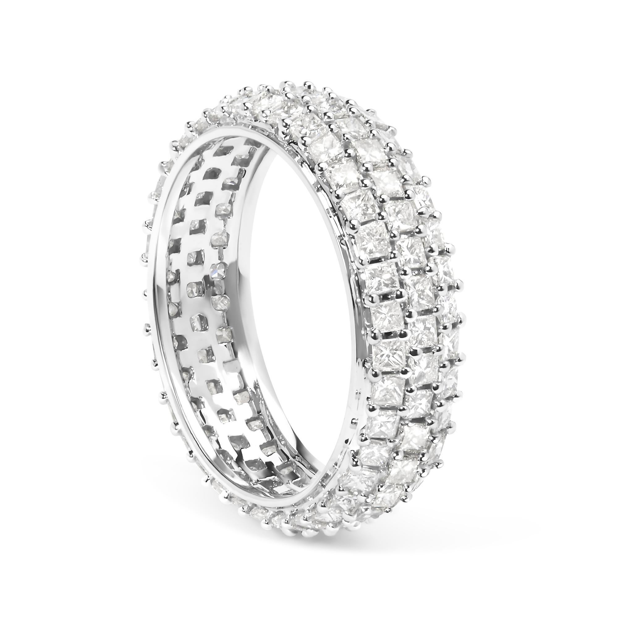 Taille princesse Bague d'éternité en or blanc 14K à 3 rangs de diamants princesses 2 1/4 Cttw pour femmes en vente