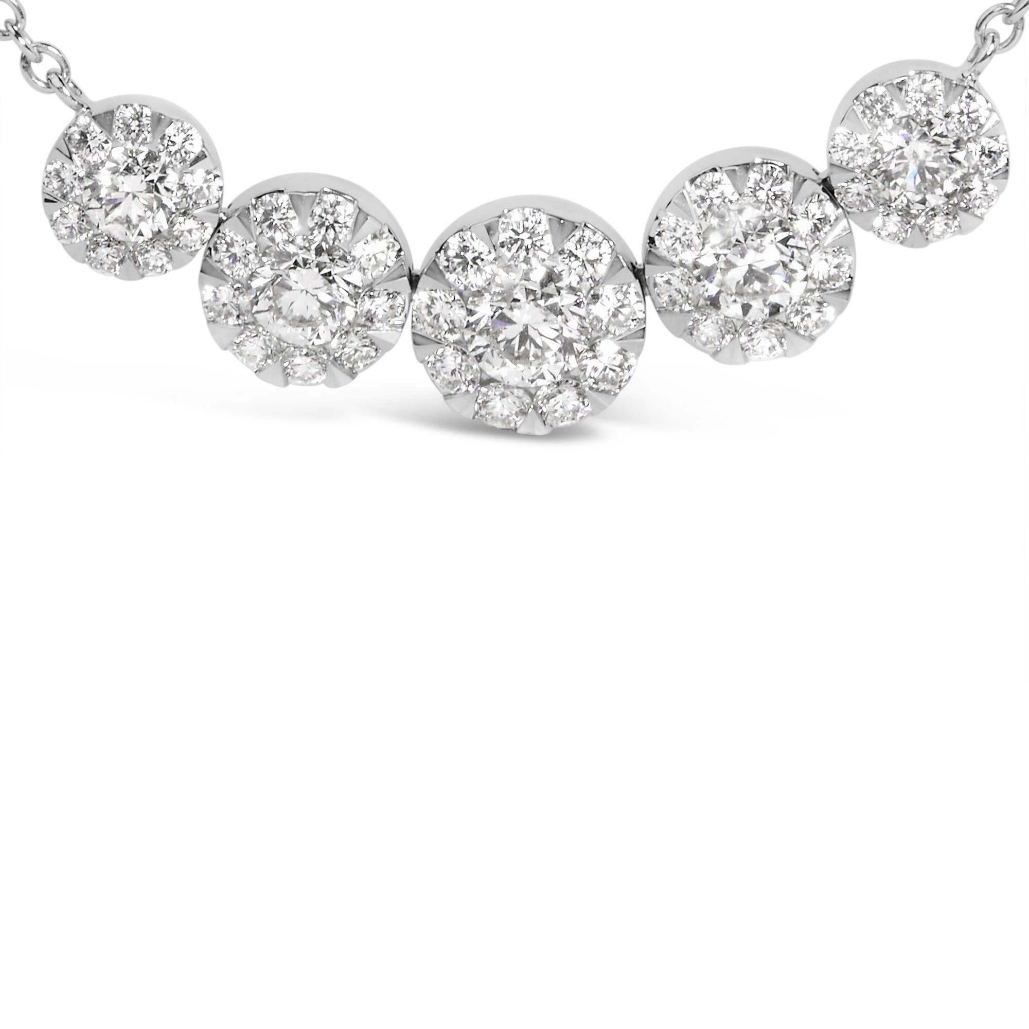 Plongez dans l'allure du collier à grappes de diamants en or blanc 14 carats, un chef-d'œuvre conçu pour captiver et charmer. Monté sur une chaîne câble de 18 pouces en or blanc rhodié, ce collier brille d'un éclat indéniable. Il se ferme solidement