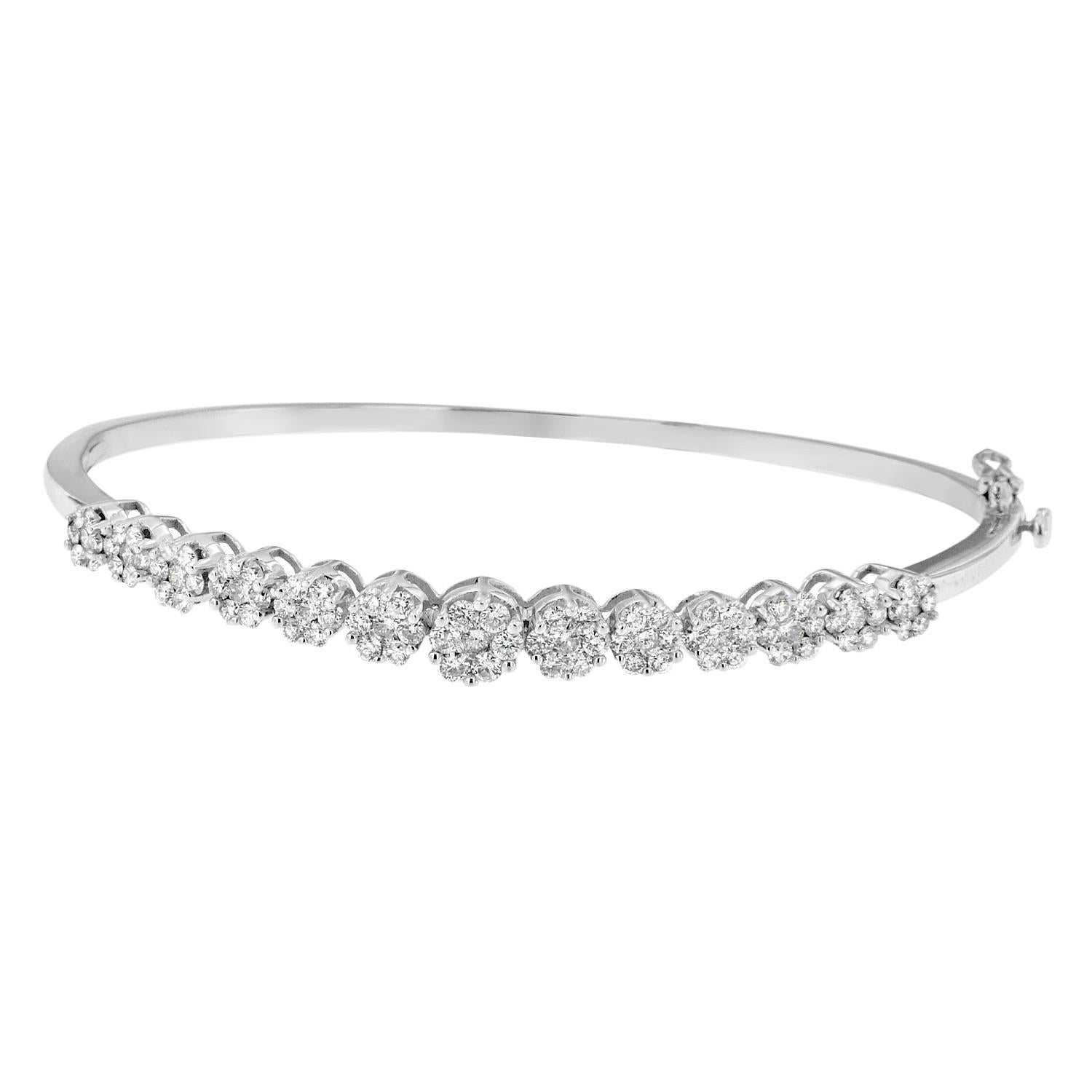 Schenken Sie ihr ein Flair für Blumen mit diesem schlichten, aber wunderschönen Armband. Klassische Diamanten im Rundschliff bilden wunderschöne Bouquets