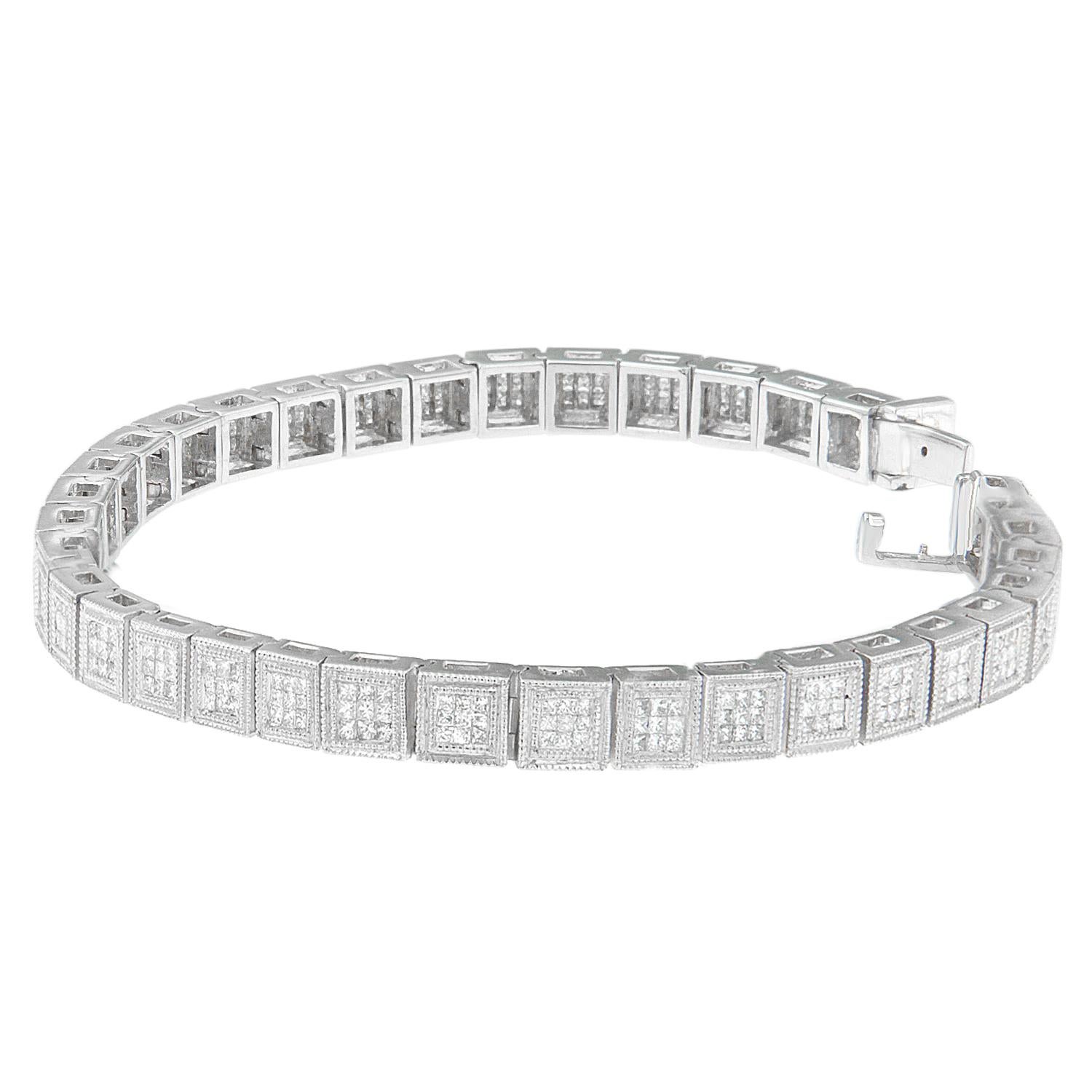 Un moderno diseño geométrico confiere a esta glamurosa pulsera un aspecto innegablemente atrevido. Salpicada de pequeños diamantes redondos dentro de elegantes eslabones cúbicos, esta pieza de oro blanco de 14 quilates es sencillamente