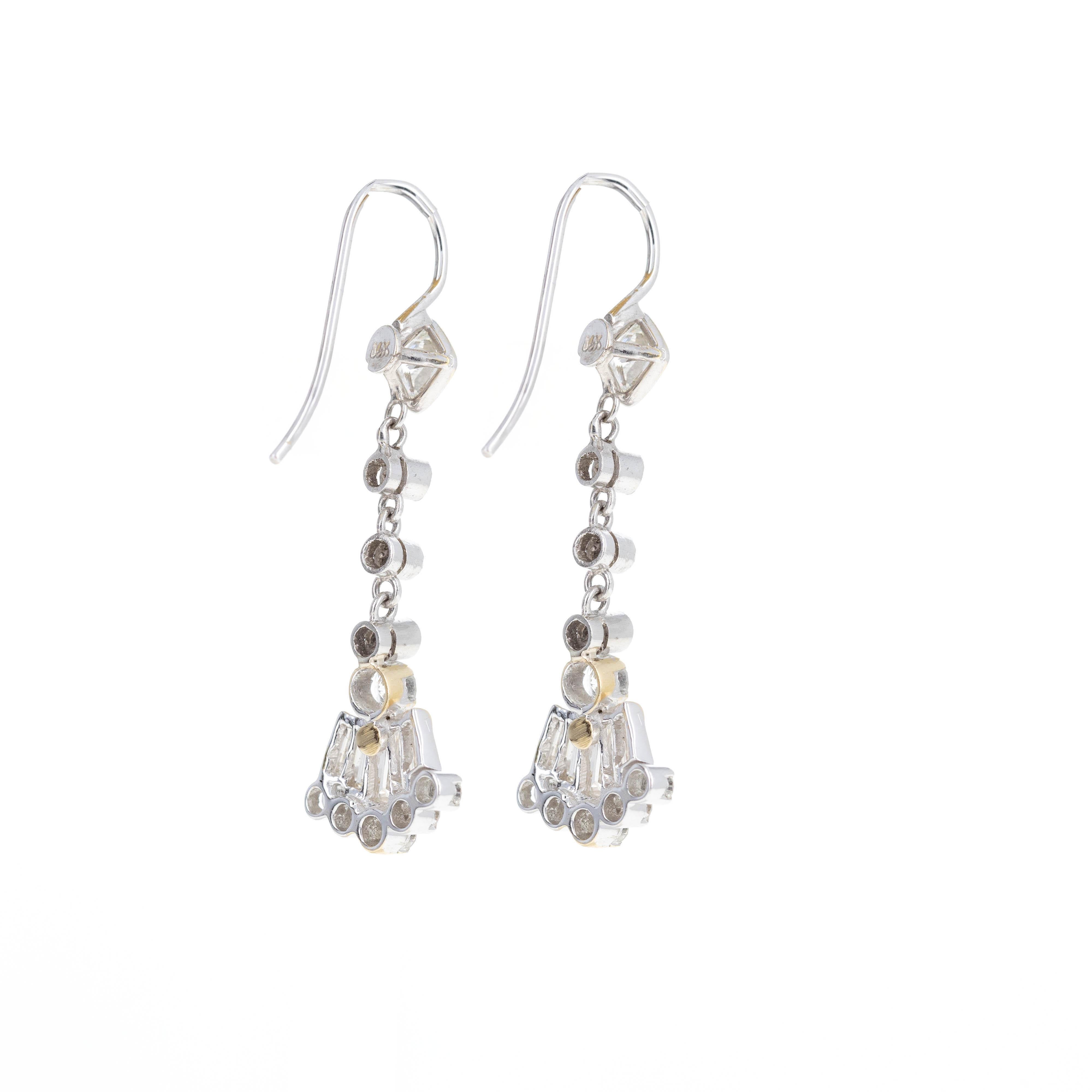 Époque : Style rétro

Composition : Or blanc 14K

Pierre principale : Trente diamants ronds, brillants, baguettes et taille coussin

Poids total en carats : Environ 2 carats 

Couleur/Clarité : H-I / SI1-I1

Longueur de la boucle d'oreille : 1,5