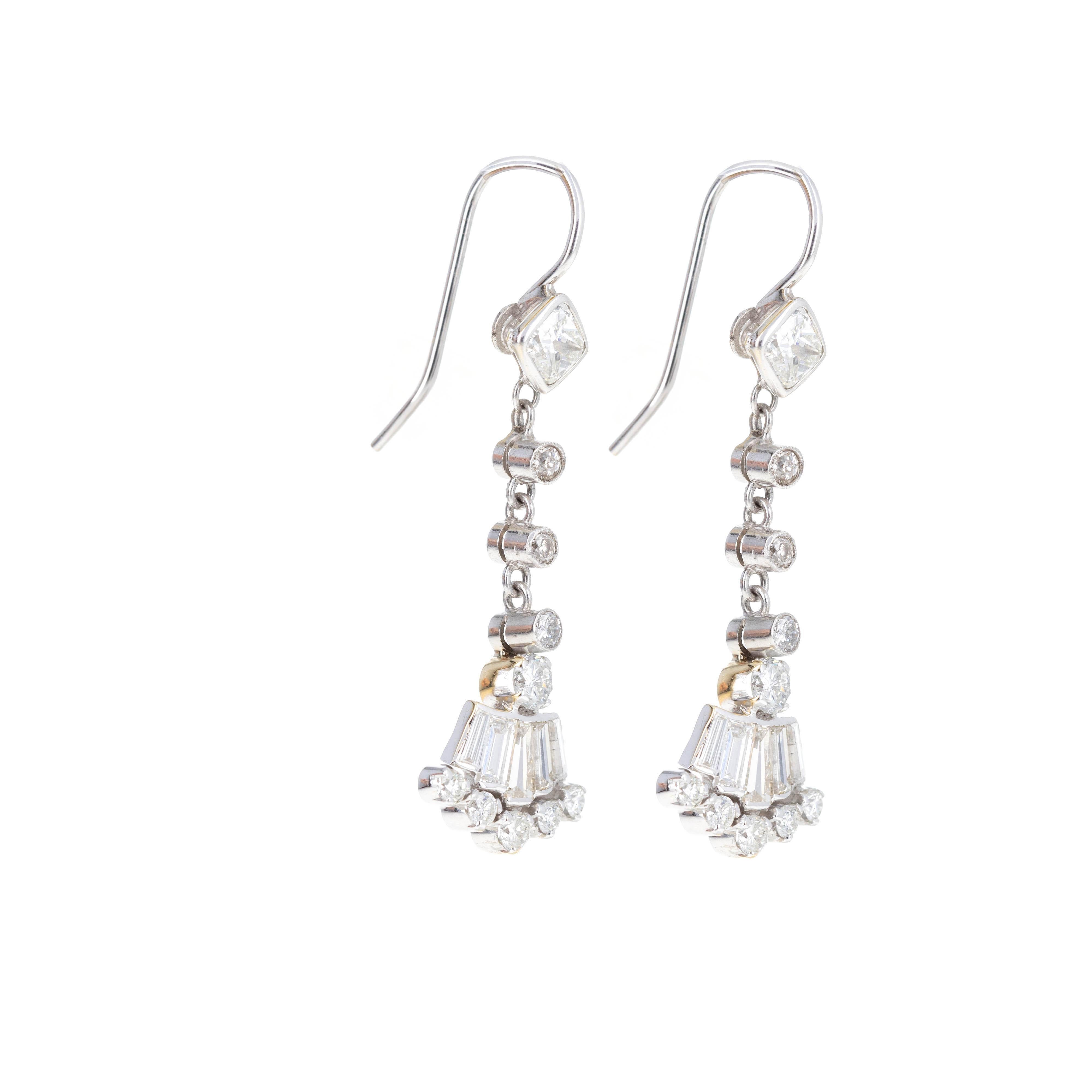 Taille ronde Boucles d'oreilles éventail en or blanc 14K avec 2 carats de diamants en vente