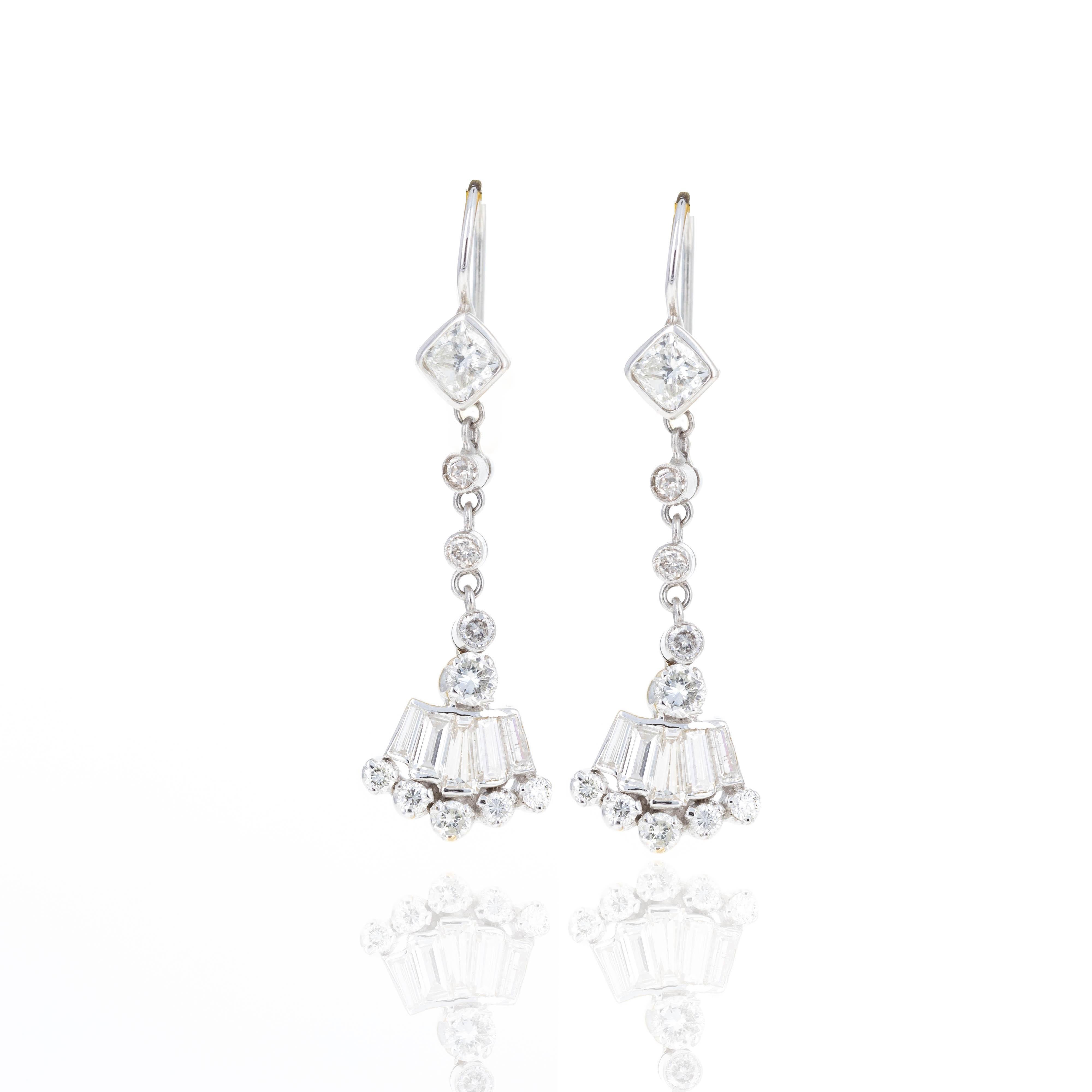 Boucles d'oreilles éventail en or blanc 14K avec 2 carats de diamants Pour femmes en vente