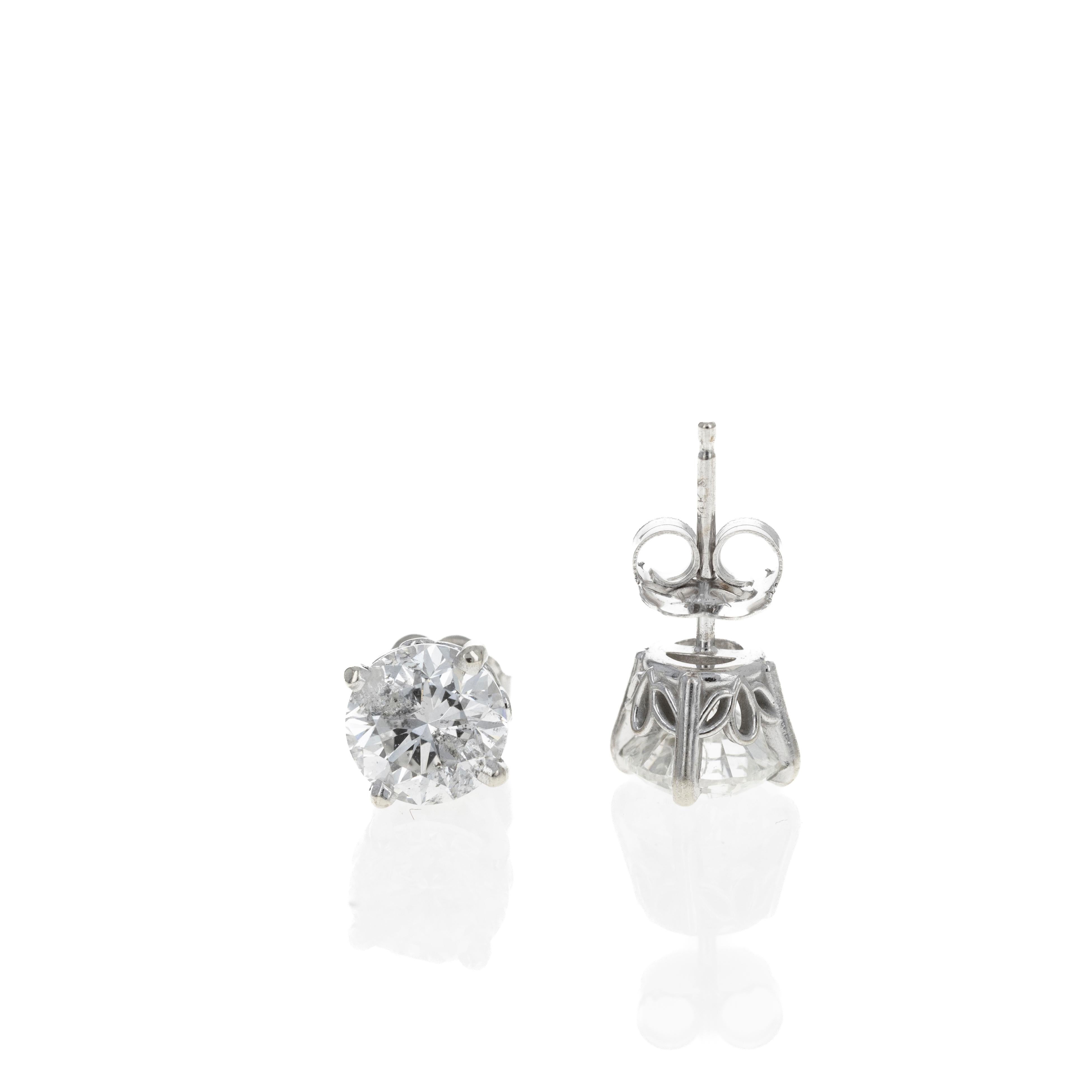 Époque : Domaine moderne

Composition : Or blanc 14K 

Pierre principale : Deux diamants ronds et brillants

Poids total en carats : Environ 2 carats

Couleur/Clarité : H-I / I1-2

Poids de la boucle d'oreille : 1,7 grammes

Code-barres de l'article