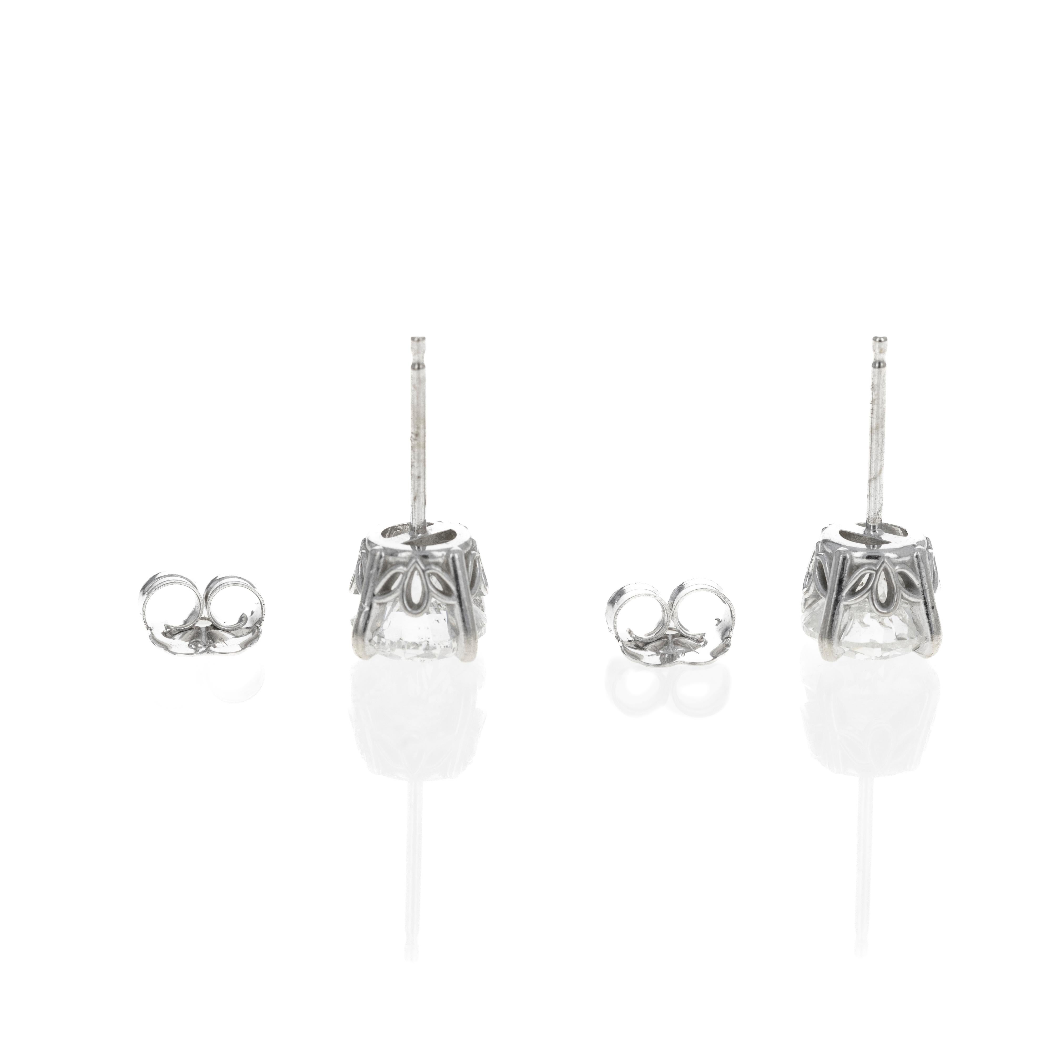 Taille ronde Clous d'oreilles à quatre griffes en or blanc 14 carats et diamants de 2 carats en vente