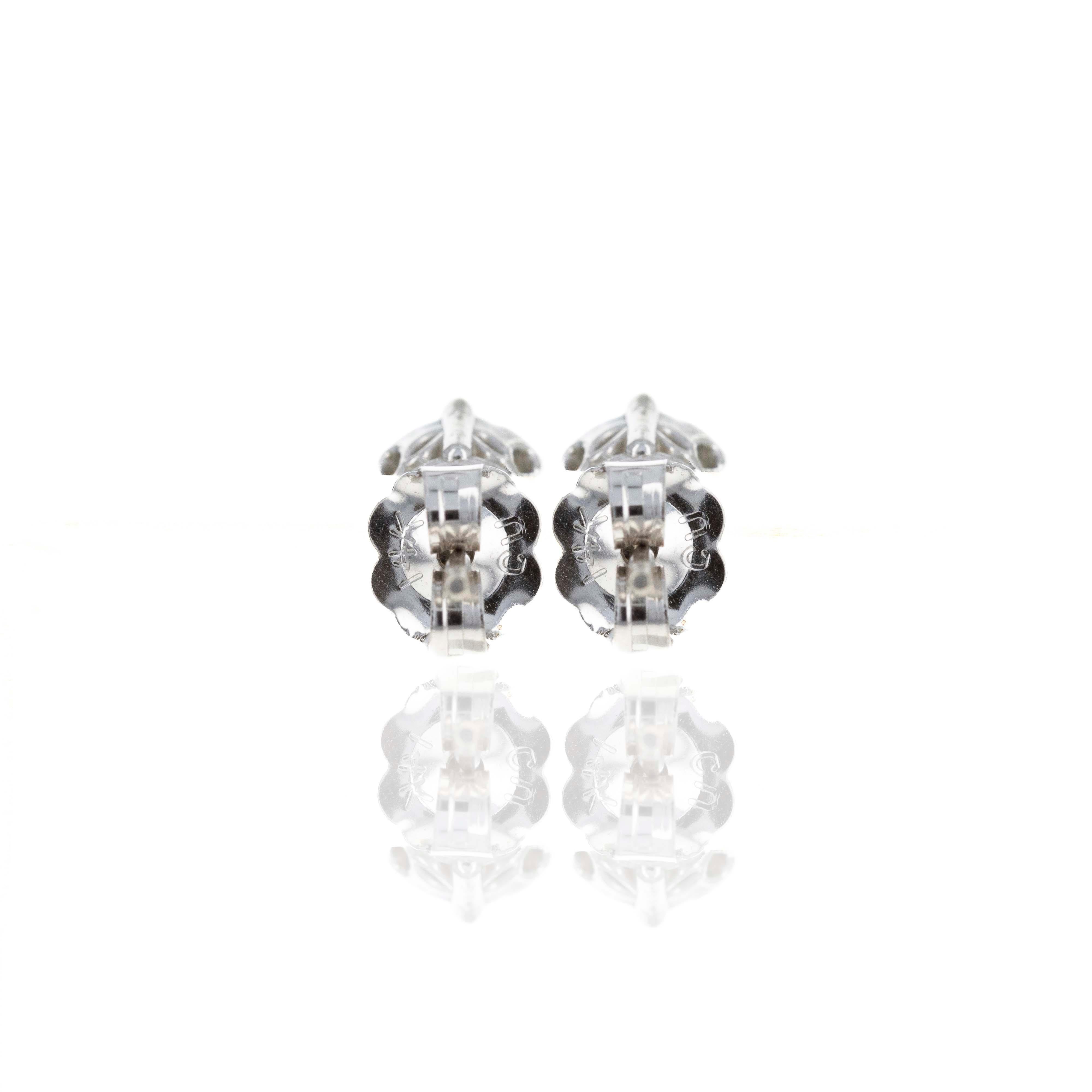 Clous d'oreilles à quatre griffes en or blanc 14 carats et diamants de 2 carats Excellent état - En vente à Cape May, NJ