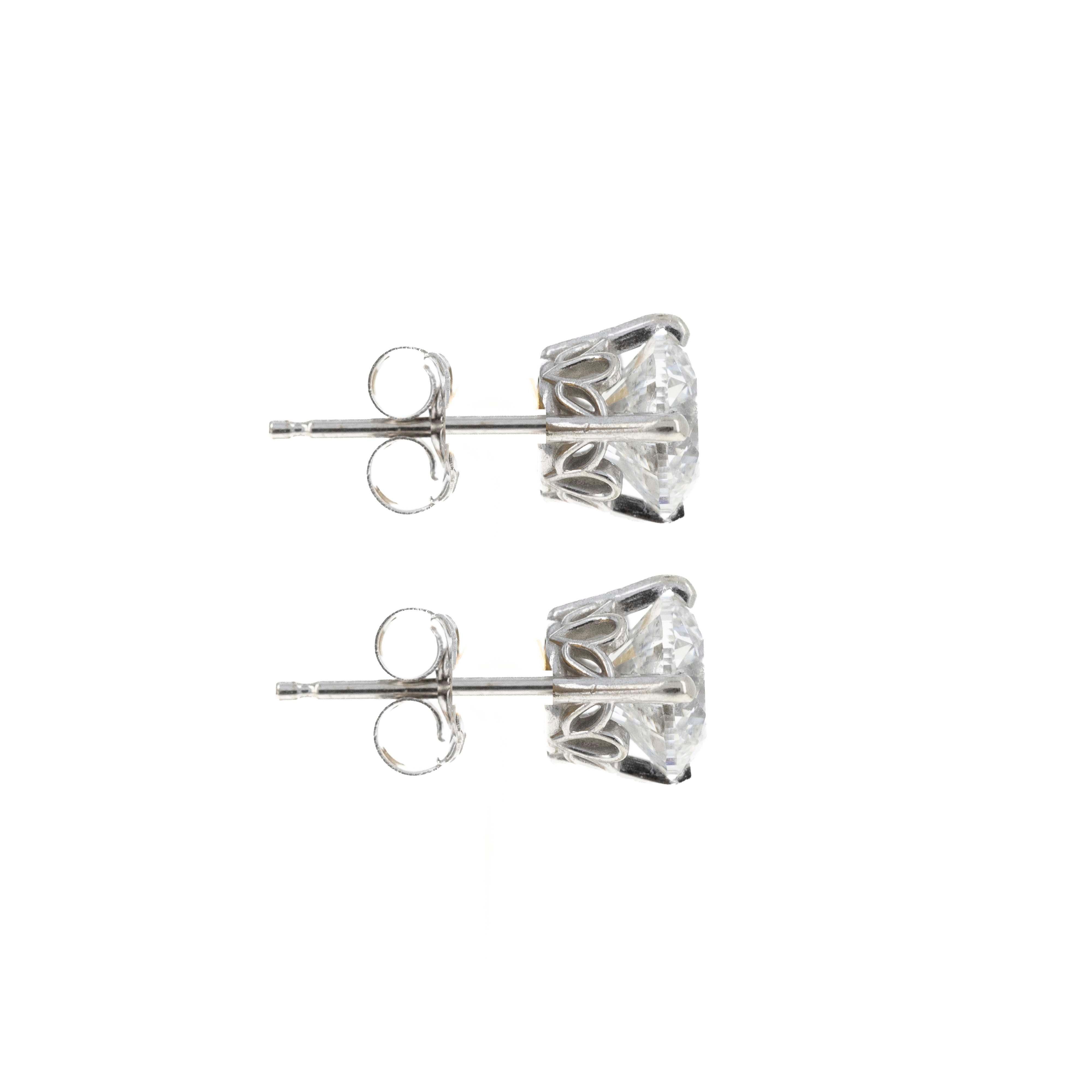 Clous d'oreilles à quatre griffes en or blanc 14 carats et diamants de 2 carats Pour femmes en vente