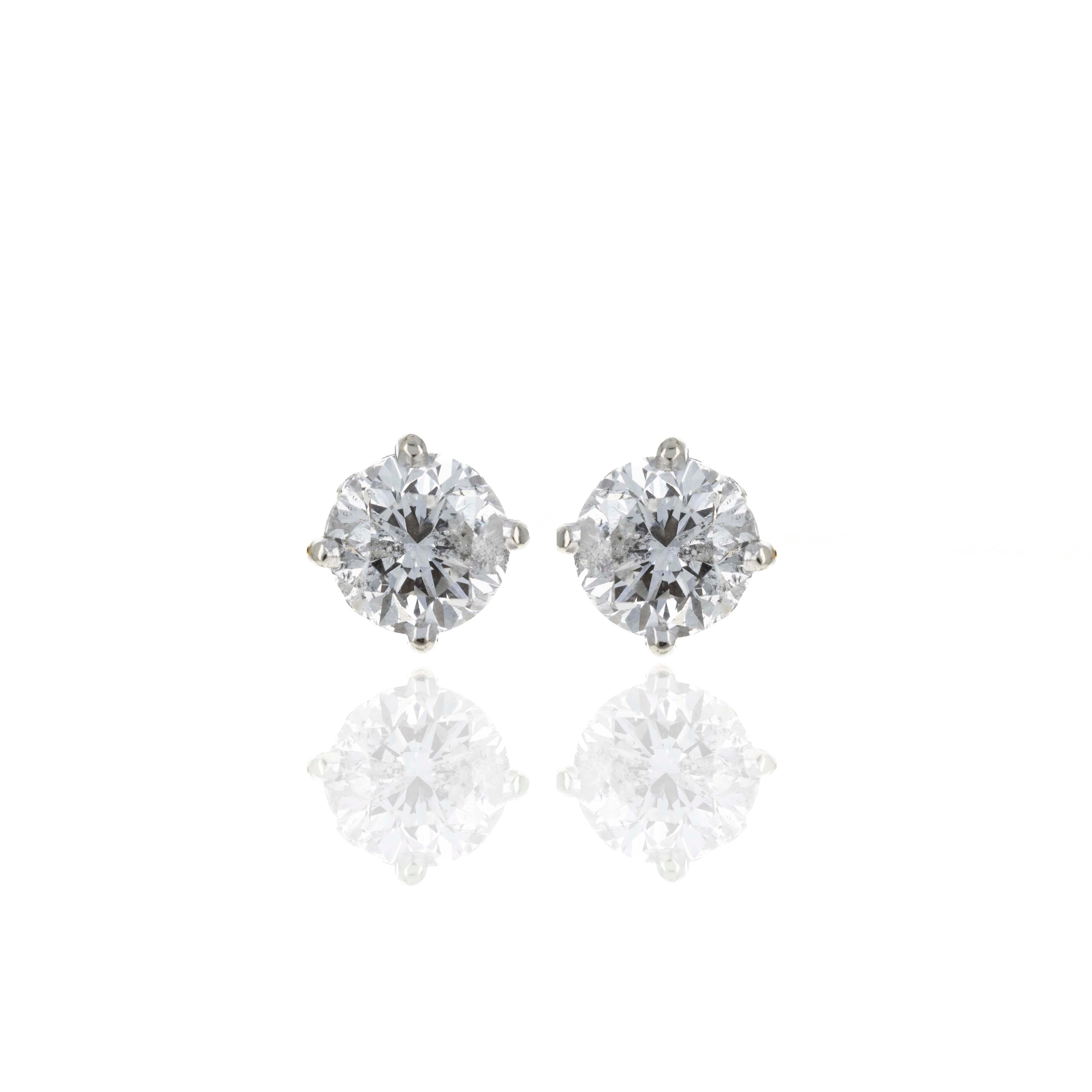 Clous d'oreilles à quatre griffes en or blanc 14 carats et diamants de 2 carats en vente 1