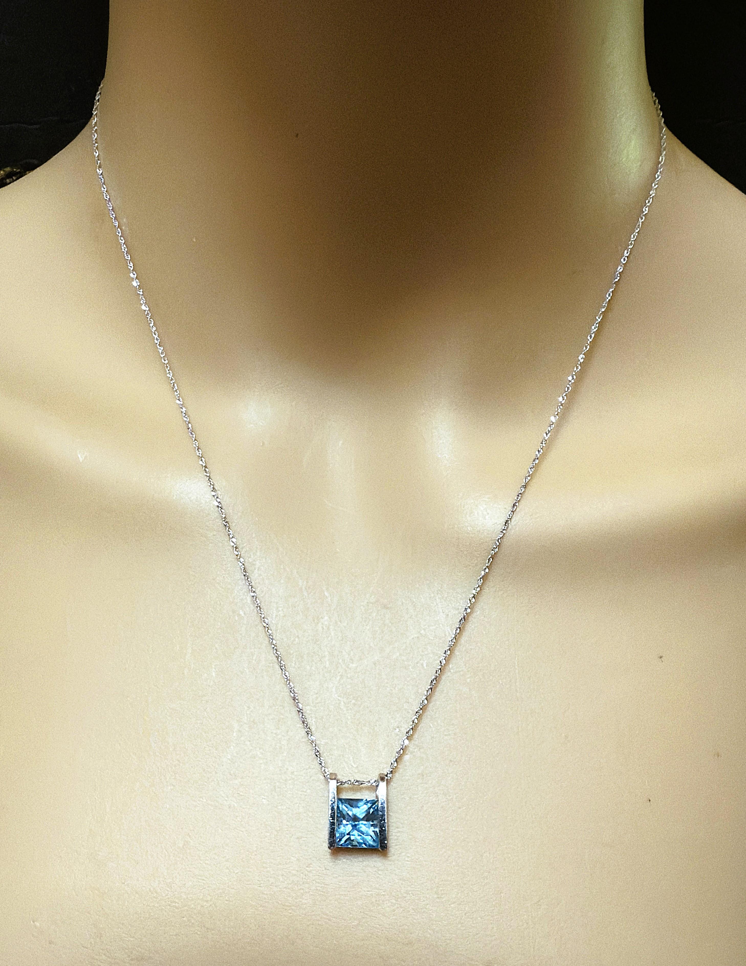 Questa collana è semplicemente stupenda!  È usato ma in ottime condizioni.  Era ben curato.  Si tratta di un ciondolo dal design moderno con un bellissimo Topazio Blu da 7 mm con taglio radiante.  Il taglio della pietra è semplicemente magnifico. 