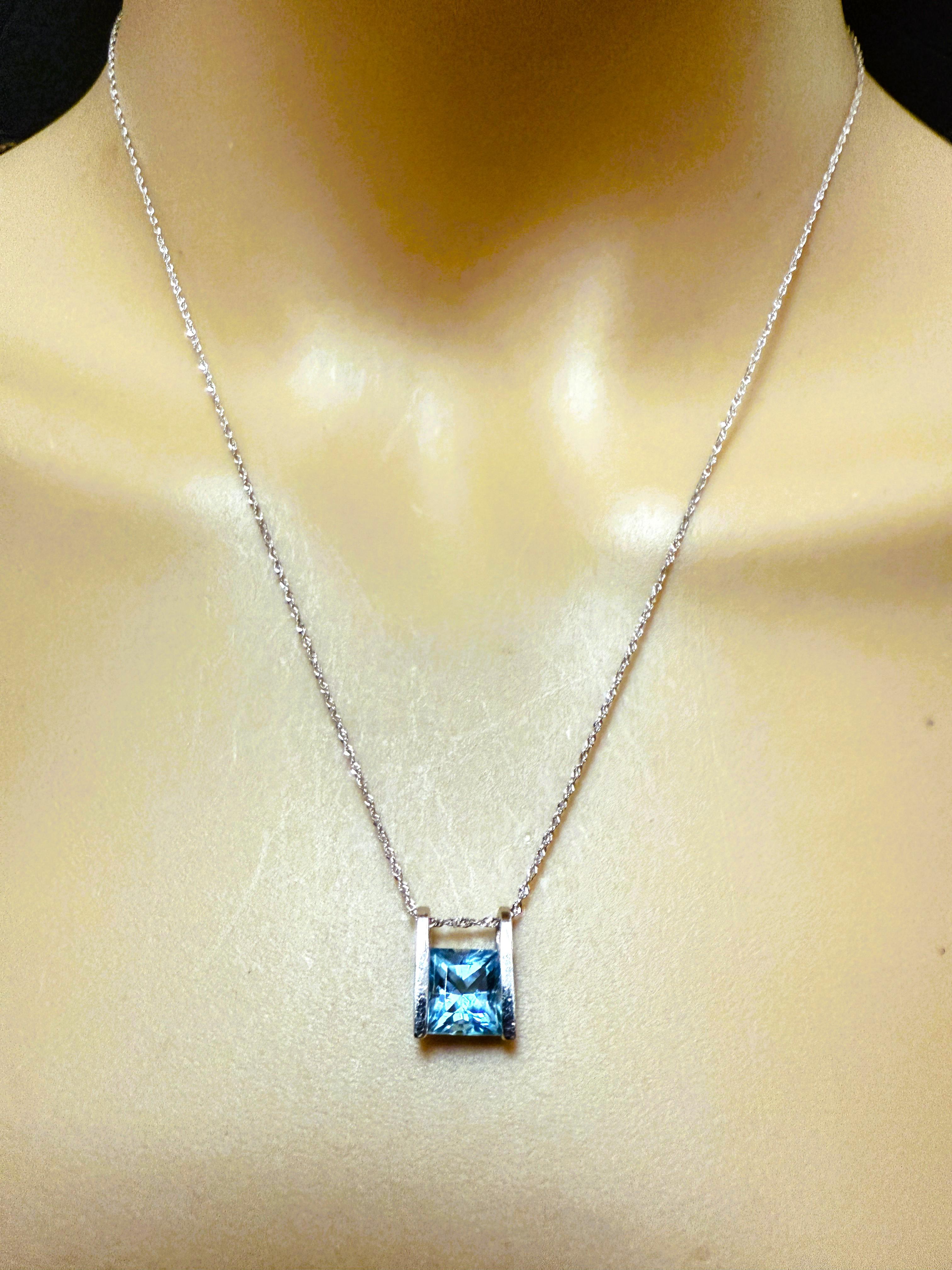 Taglio radiant Collana in oro bianco 14k con ciondolo in topazio blu taglio radiante e diamante da 2 carati in vendita