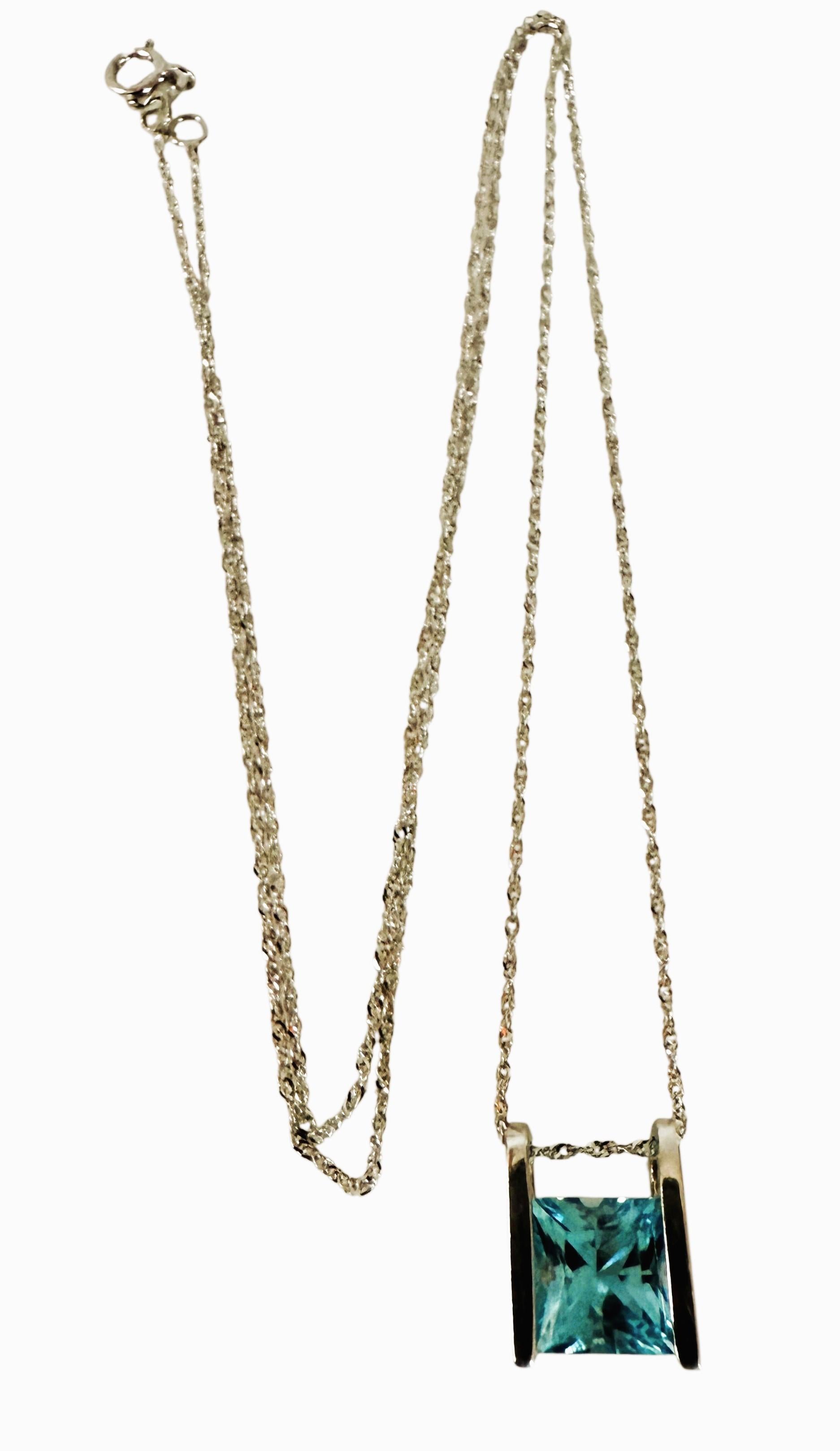 Collana in oro bianco 14k con ciondolo in topazio blu taglio radiante e diamante da 2 carati In condizioni ottime in vendita a Eagan, MN