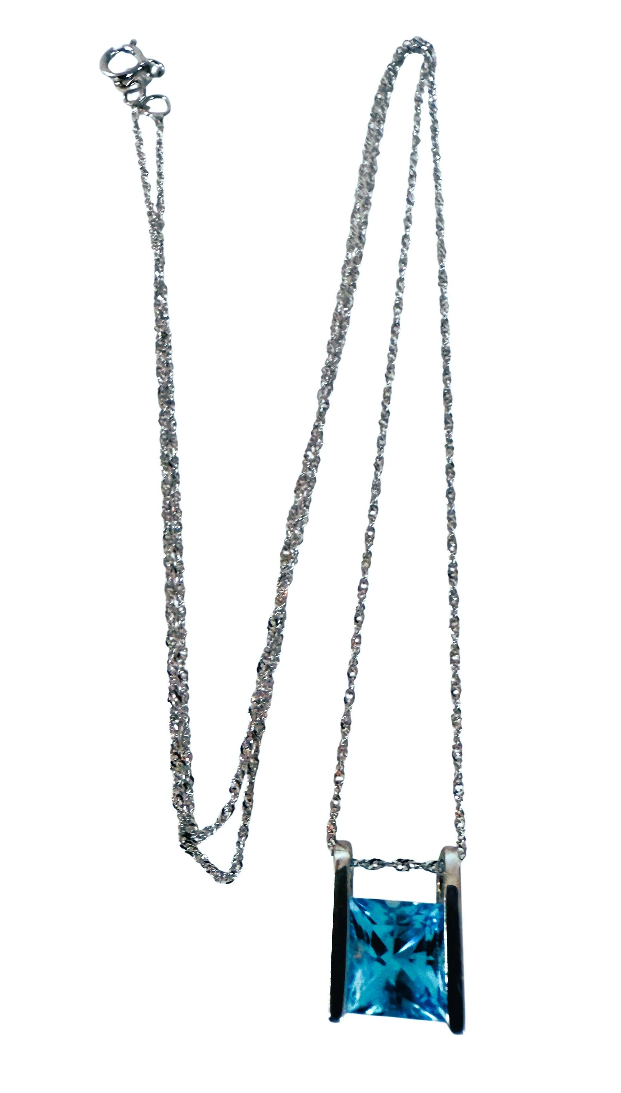 Donna Collana in oro bianco 14k con ciondolo in topazio blu taglio radiante e diamante da 2 carati in vendita