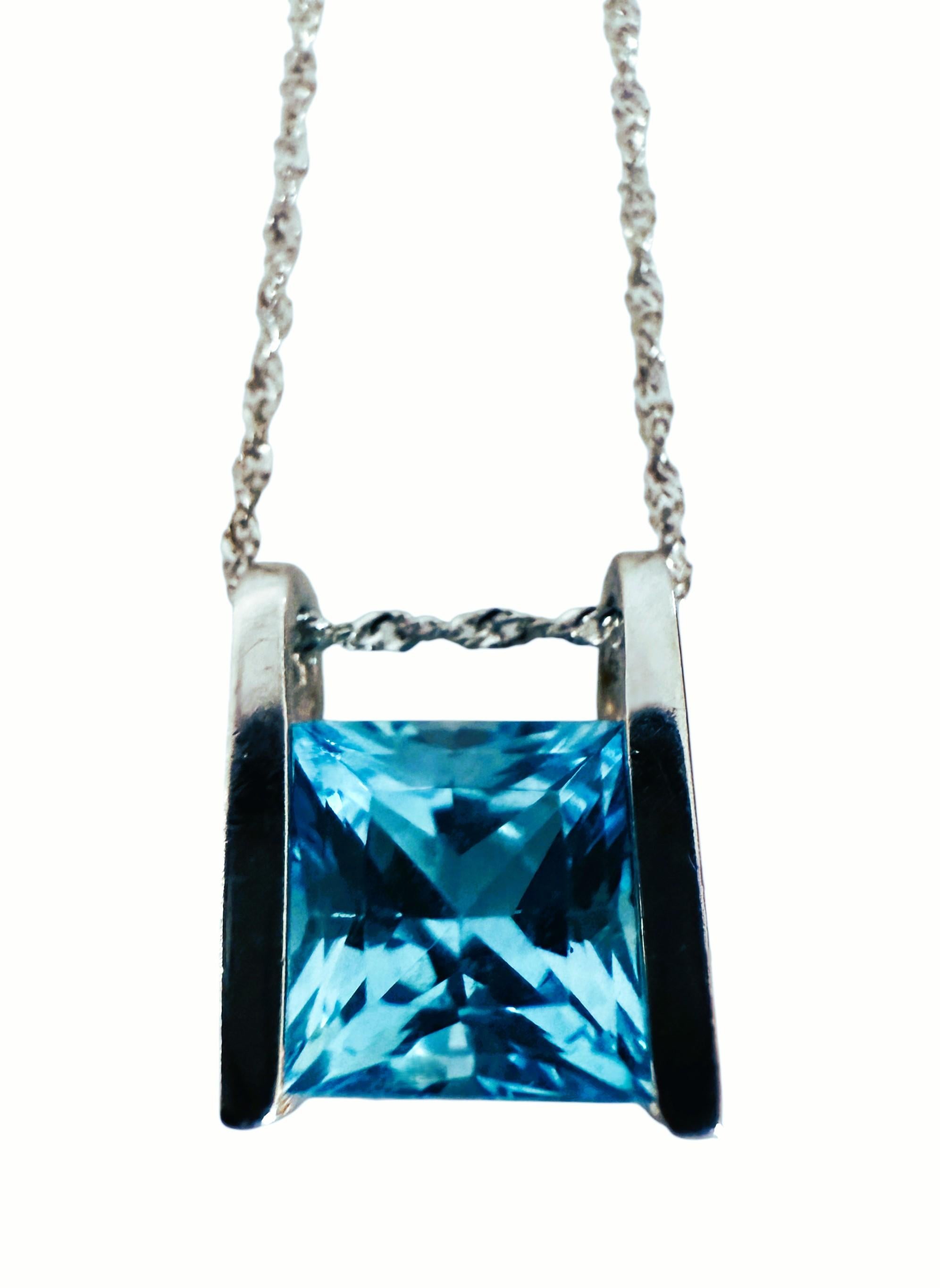 Collana in oro bianco 14k con ciondolo in topazio blu taglio radiante e diamante da 2 carati in vendita 1