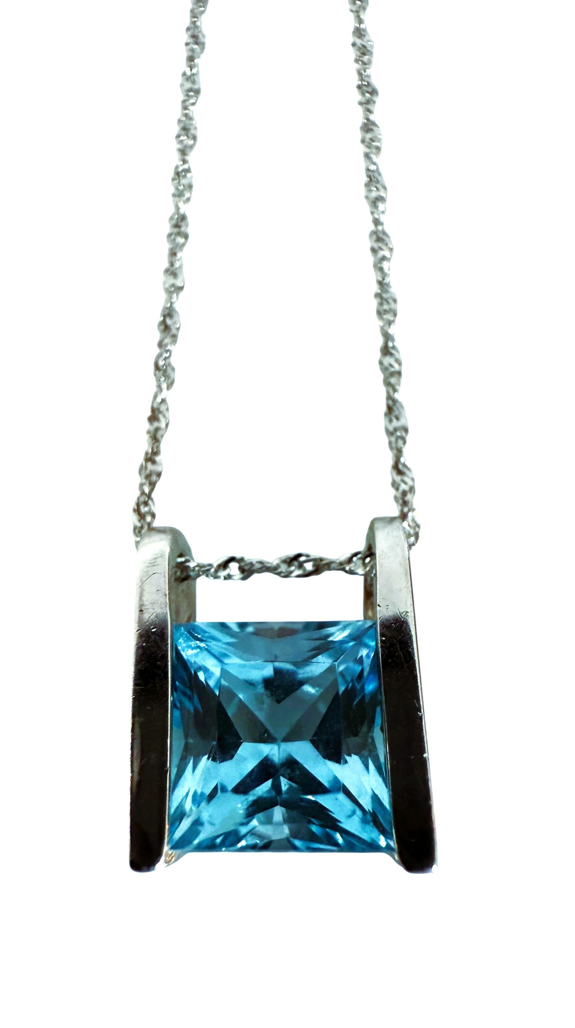 Collana in oro bianco 14k con ciondolo in topazio blu taglio radiante e diamante da 2 carati in vendita 2