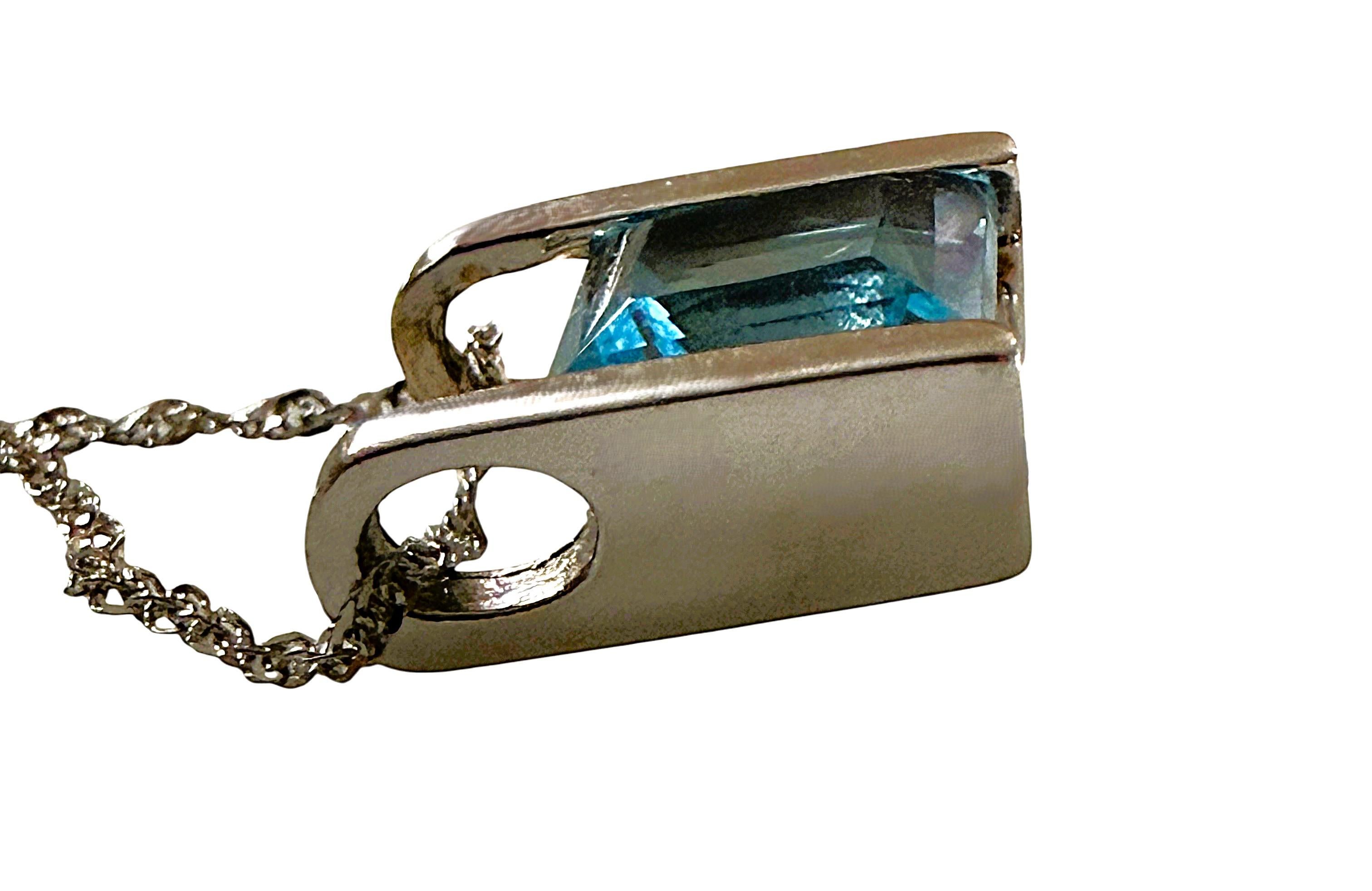 Collana in oro bianco 14k con ciondolo in topazio blu taglio radiante e diamante da 2 carati in vendita 3