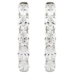 Pendientes de aro tipo «huggie» de oro blanco de 14 quilates con un diamante de corte redondo de 2 quilates