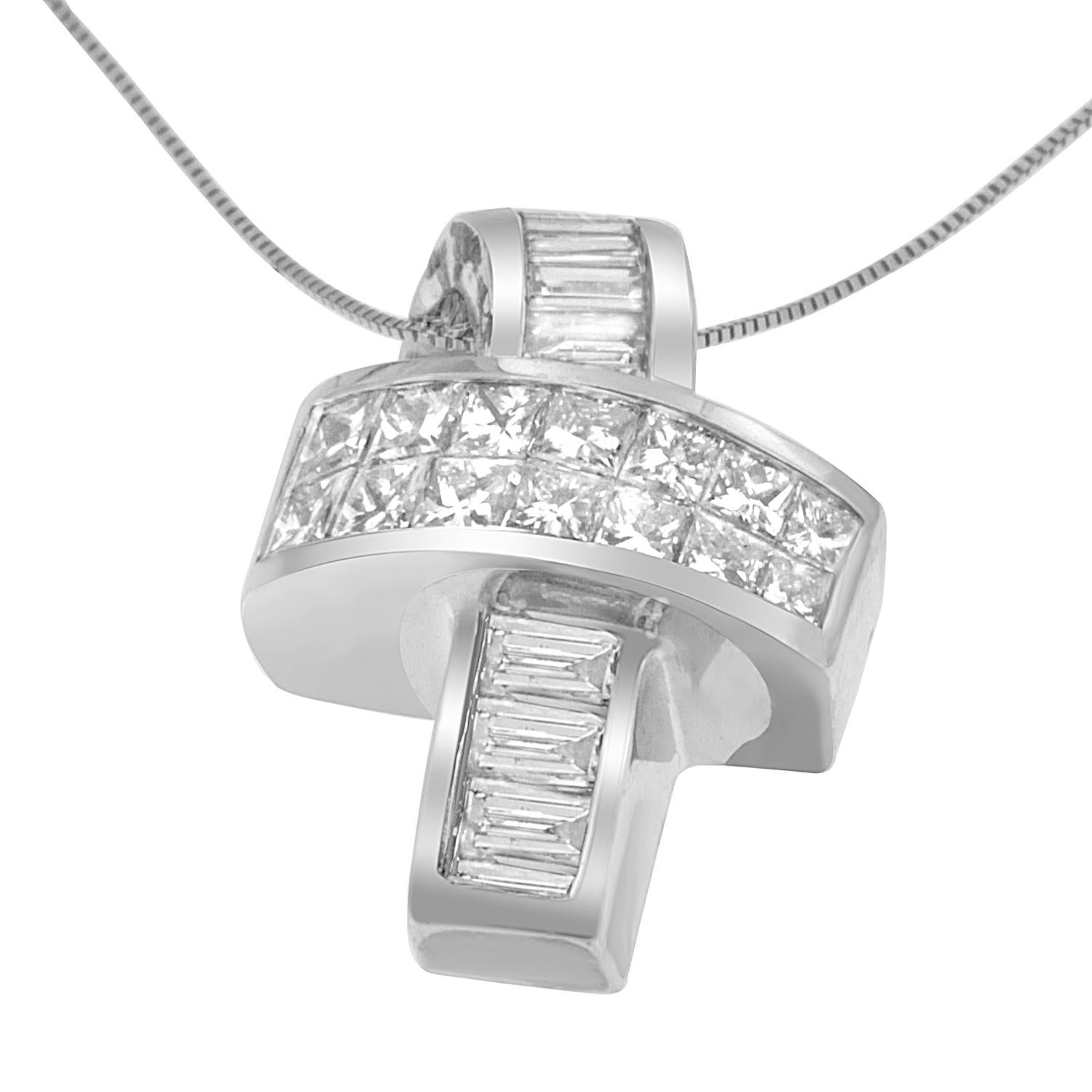 La femminilità incontra il glamour! Una pioggia di diamanti taglio princesse e baguette punteggia magnificamente questo radioso pendente a forma di nastro, incastonato in oro bianco 14 carati per permetterle di abbracciare il suo lato femminile.
