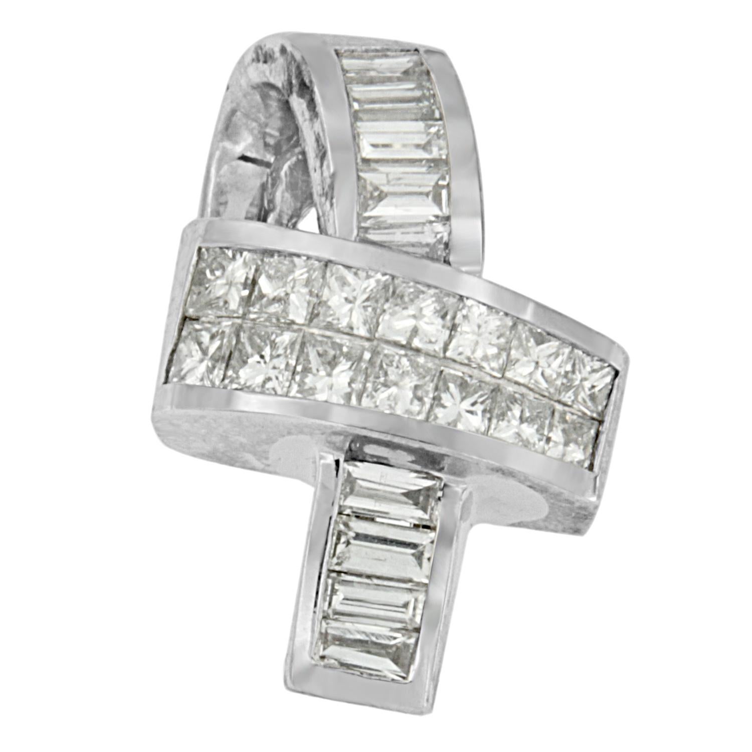 Taglio princess Collana con ciondolo a nastro in oro bianco 14k con 2 ctw di diamanti taglio principessa e baguette in vendita